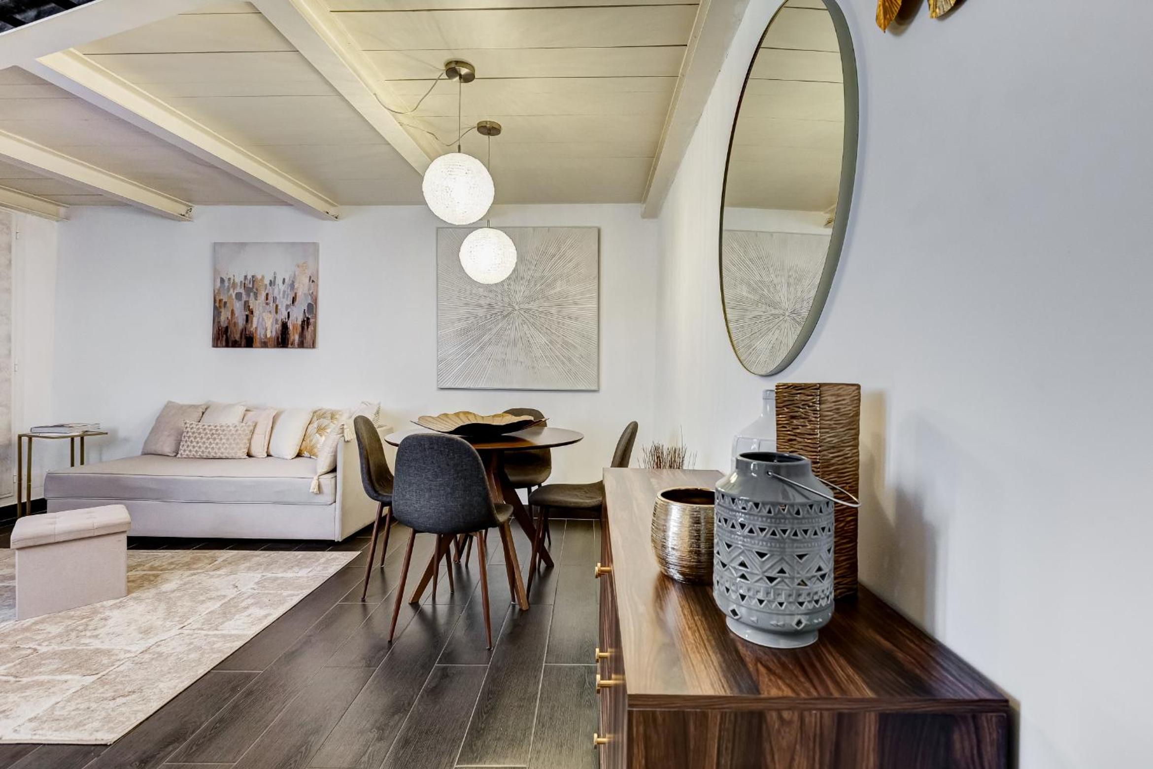 Trastevere Piazza Trilussa Royal Orchid apartment