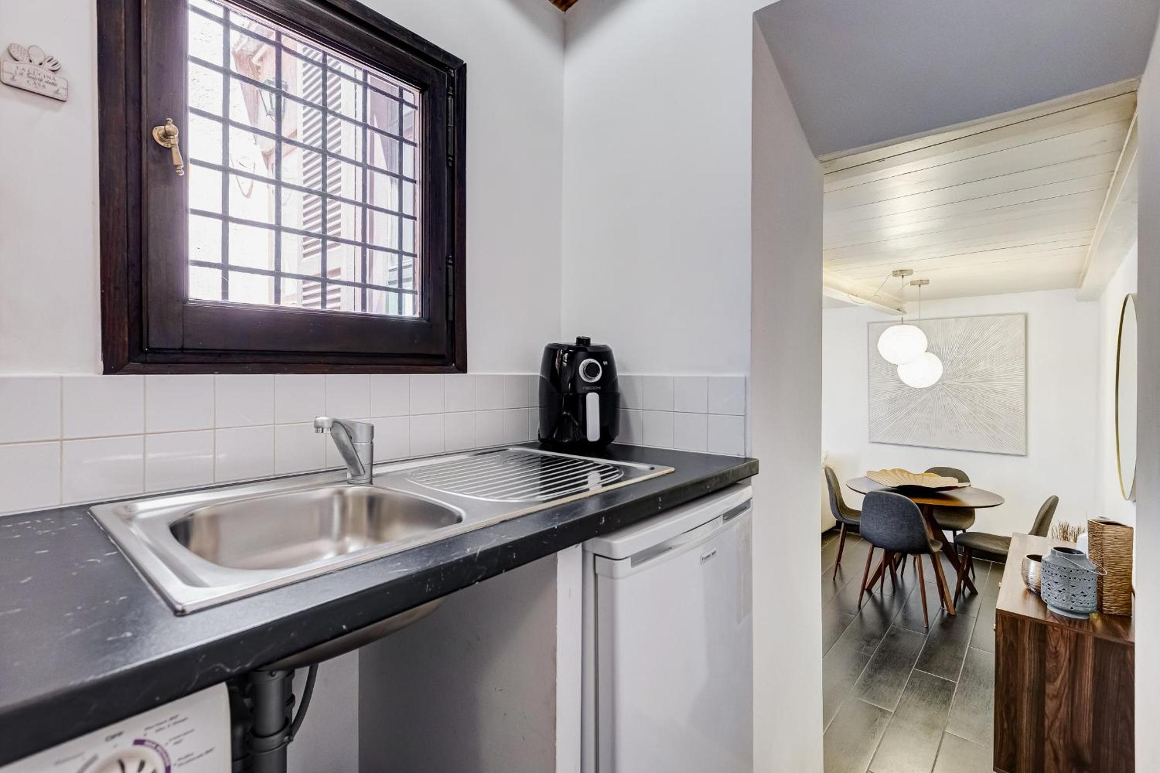 Trastevere Piazza Trilussa Royal Orchid apartment