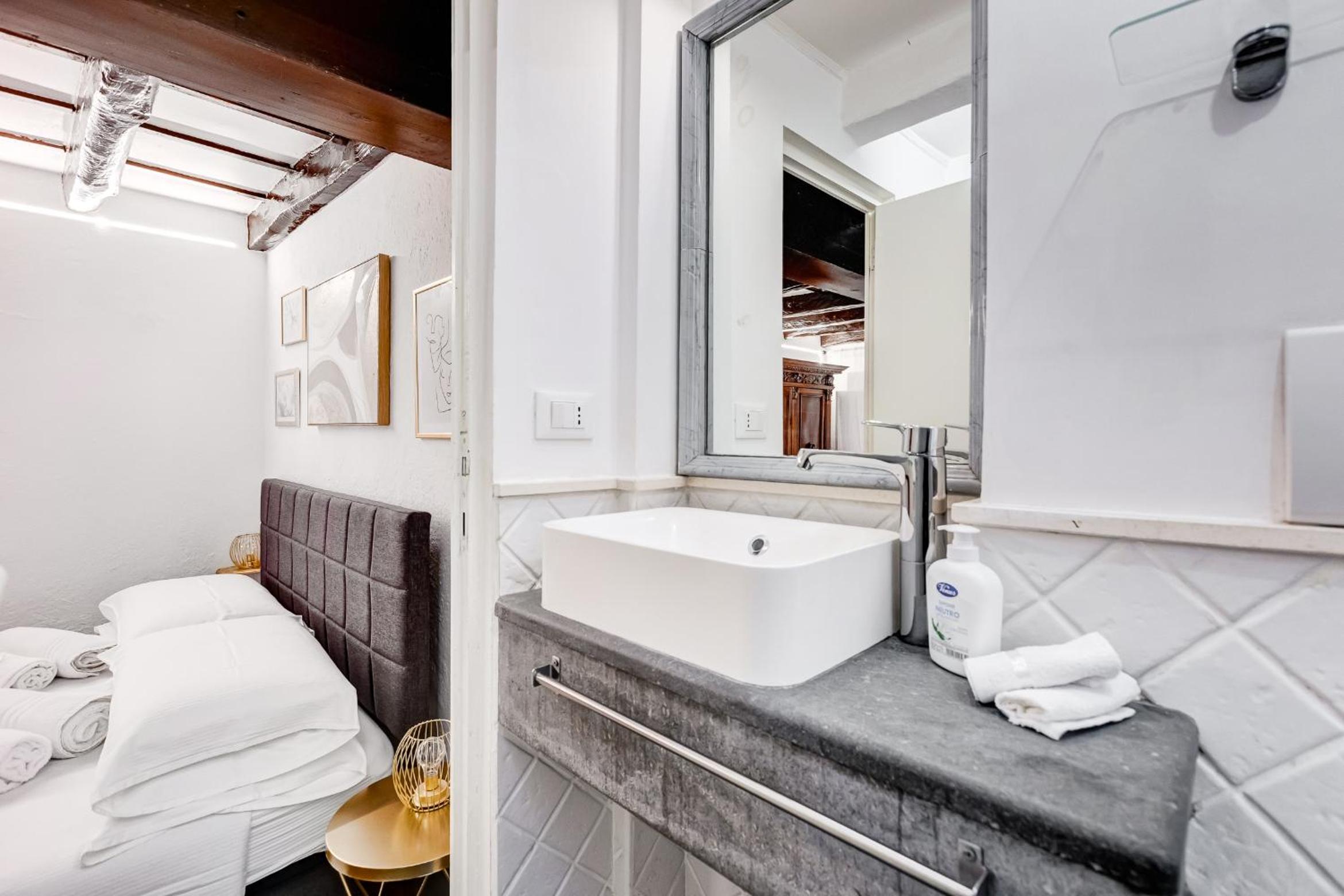 Trastevere Piazza Trilussa Royal Orchid apartment