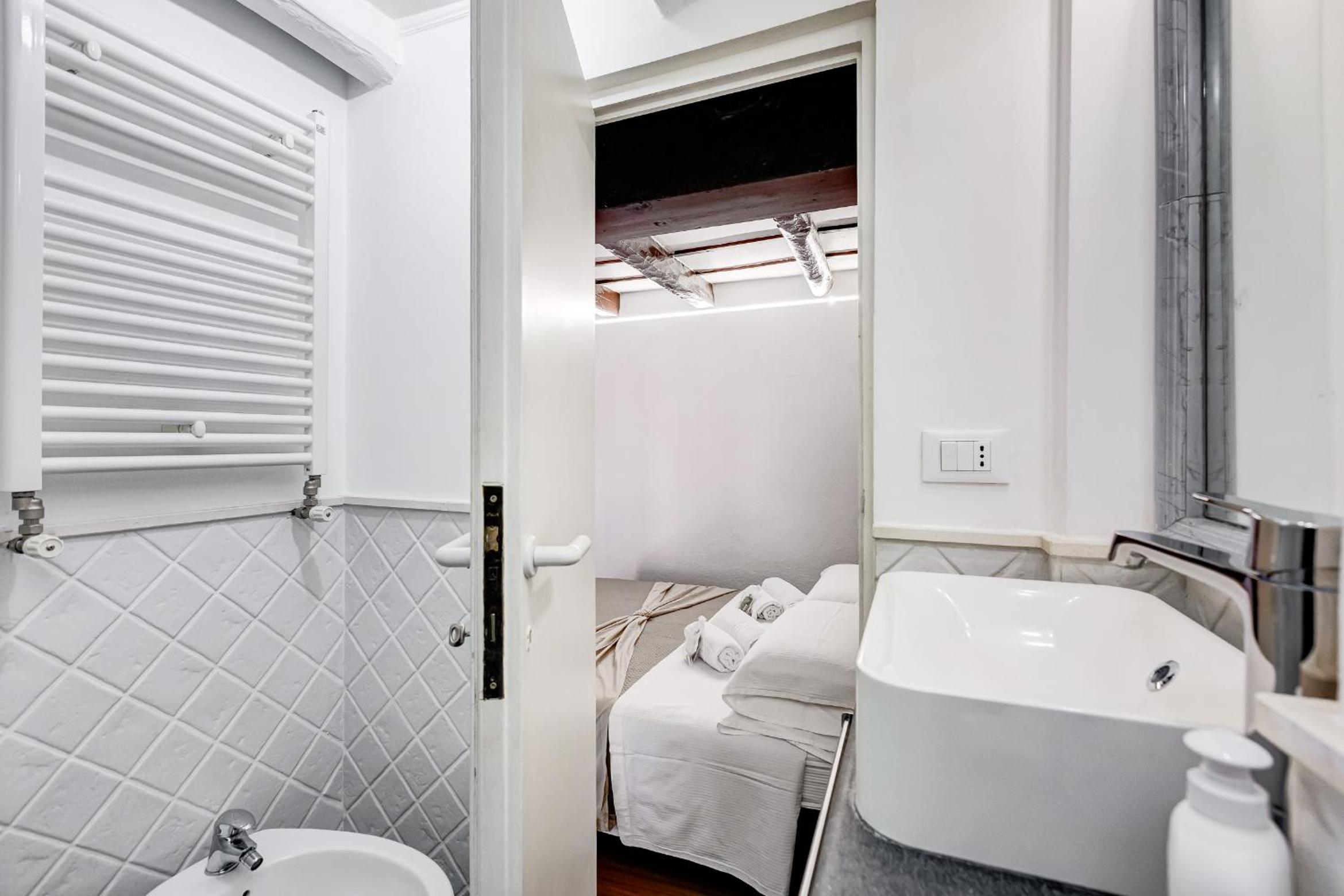 Trastevere Piazza Trilussa Royal Orchid apartment