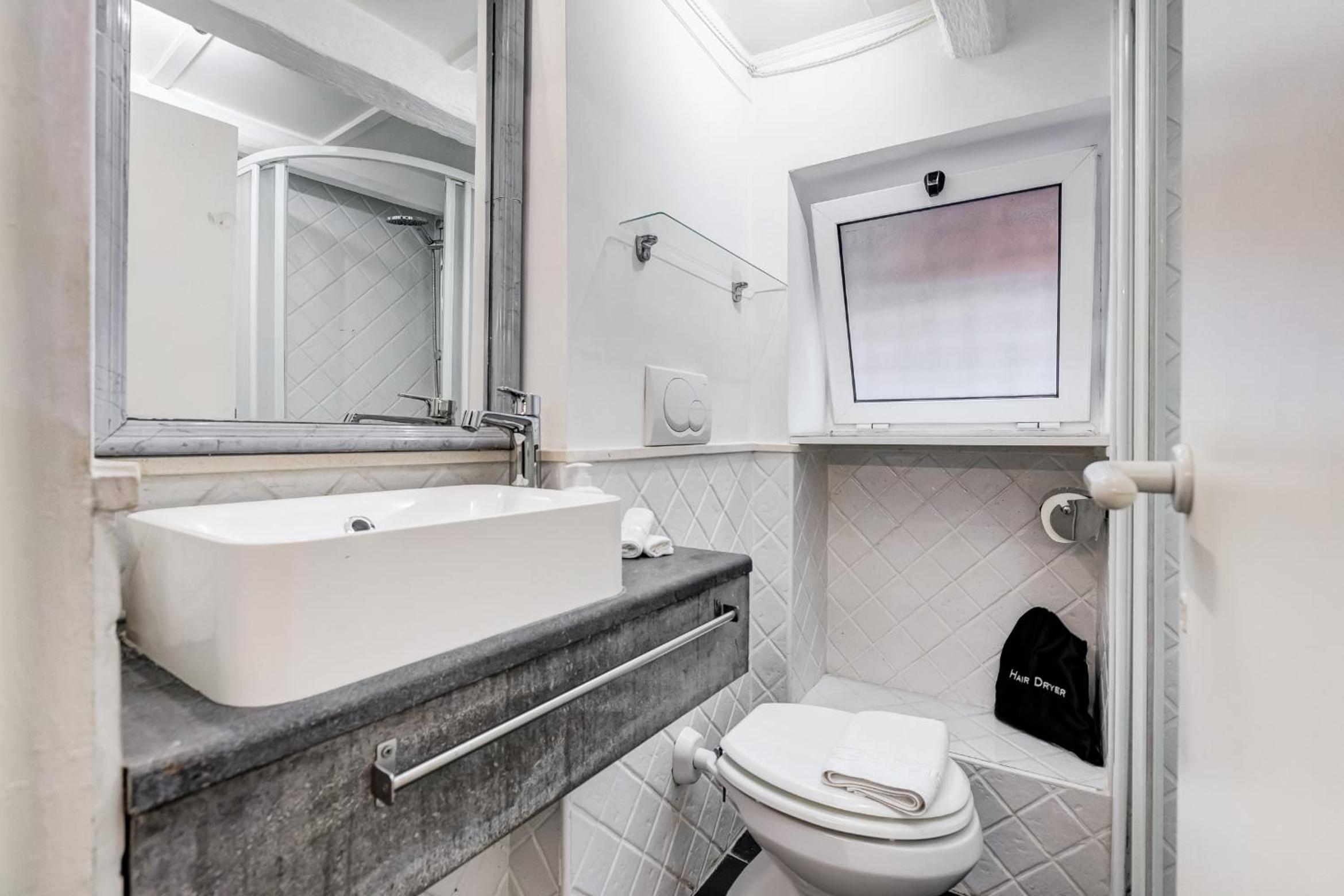 Trastevere Piazza Trilussa Royal Orchid apartment
