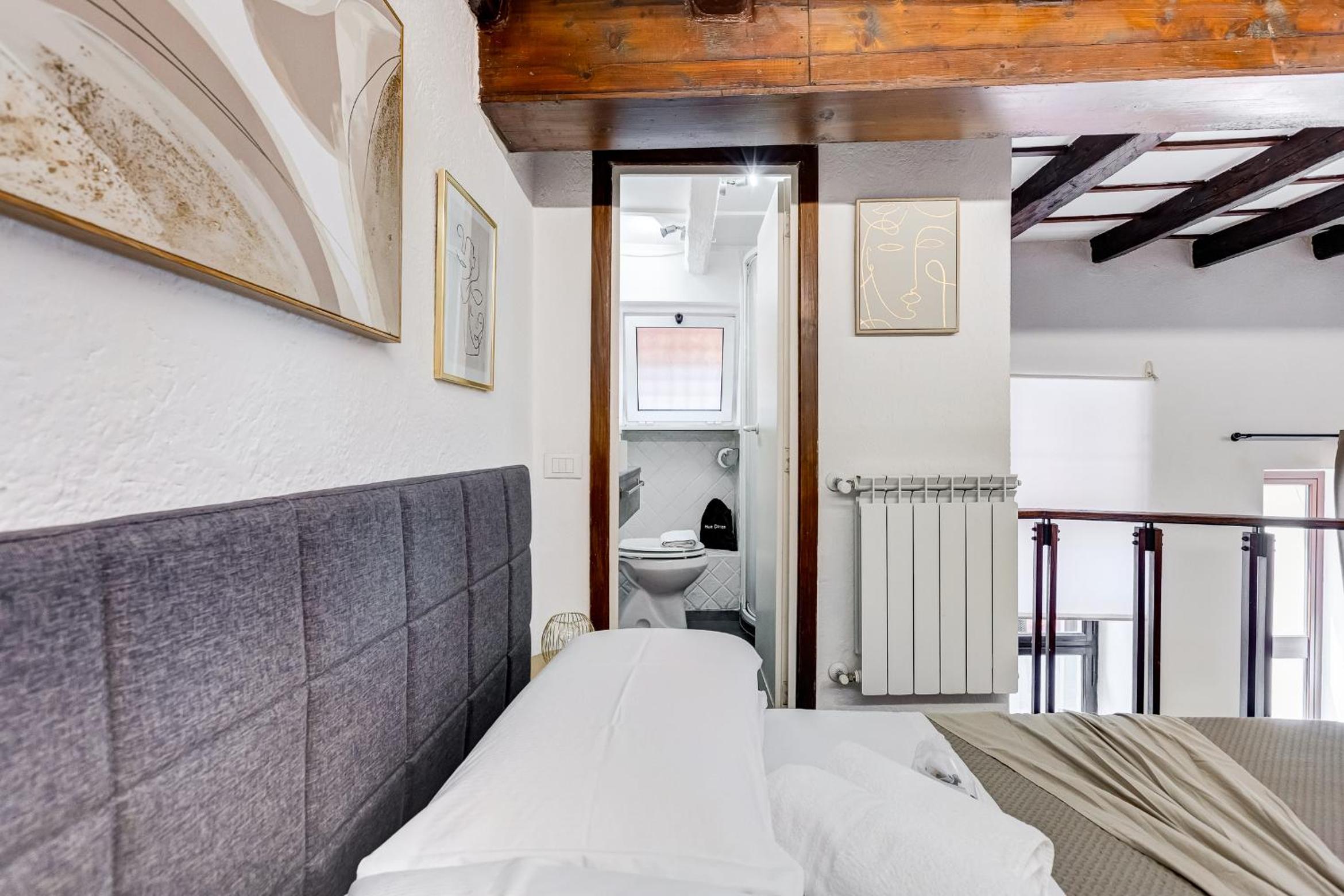 Trastevere Piazza Trilussa Royal Orchid apartment