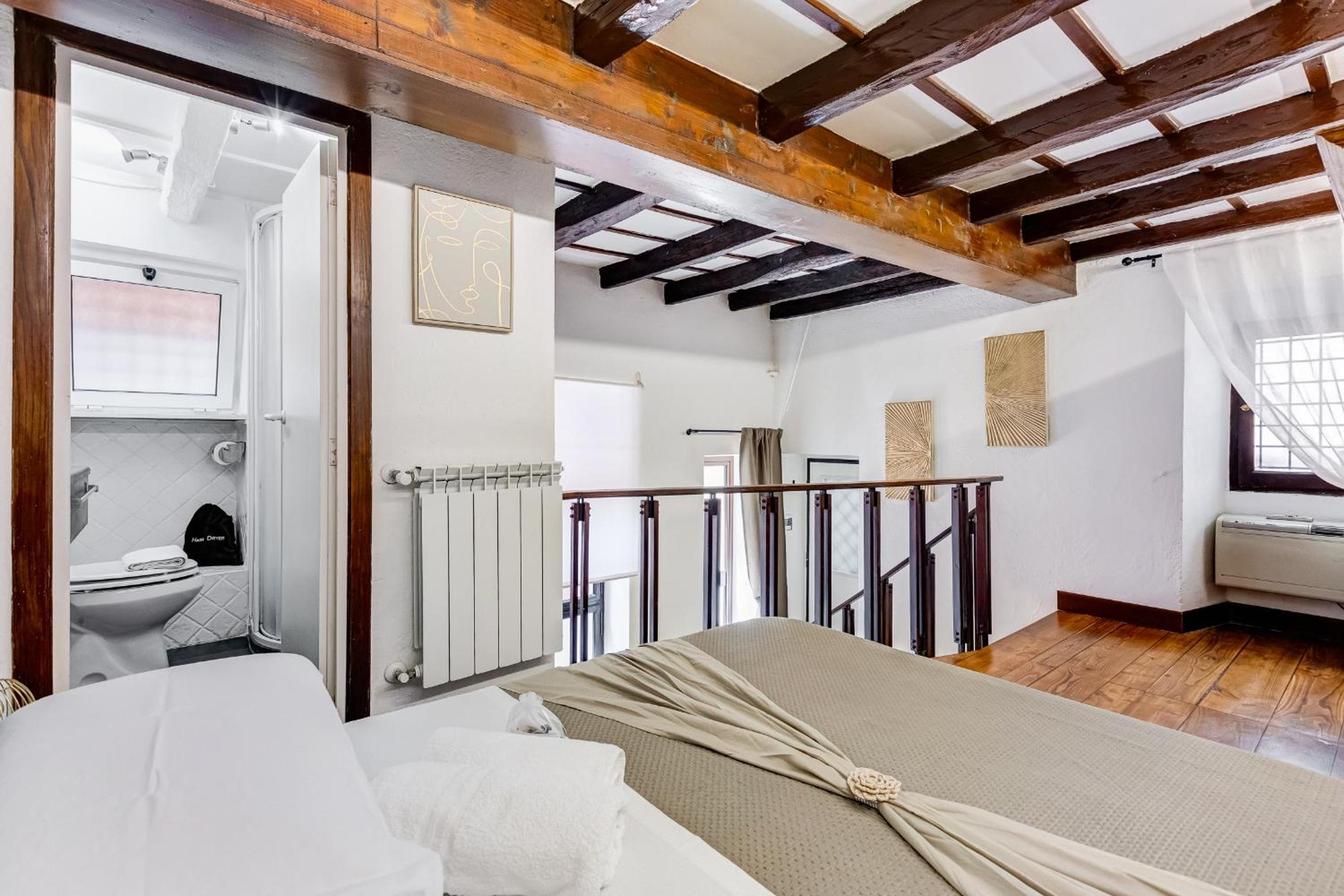Trastevere Piazza Trilussa Royal Orchid apartment
