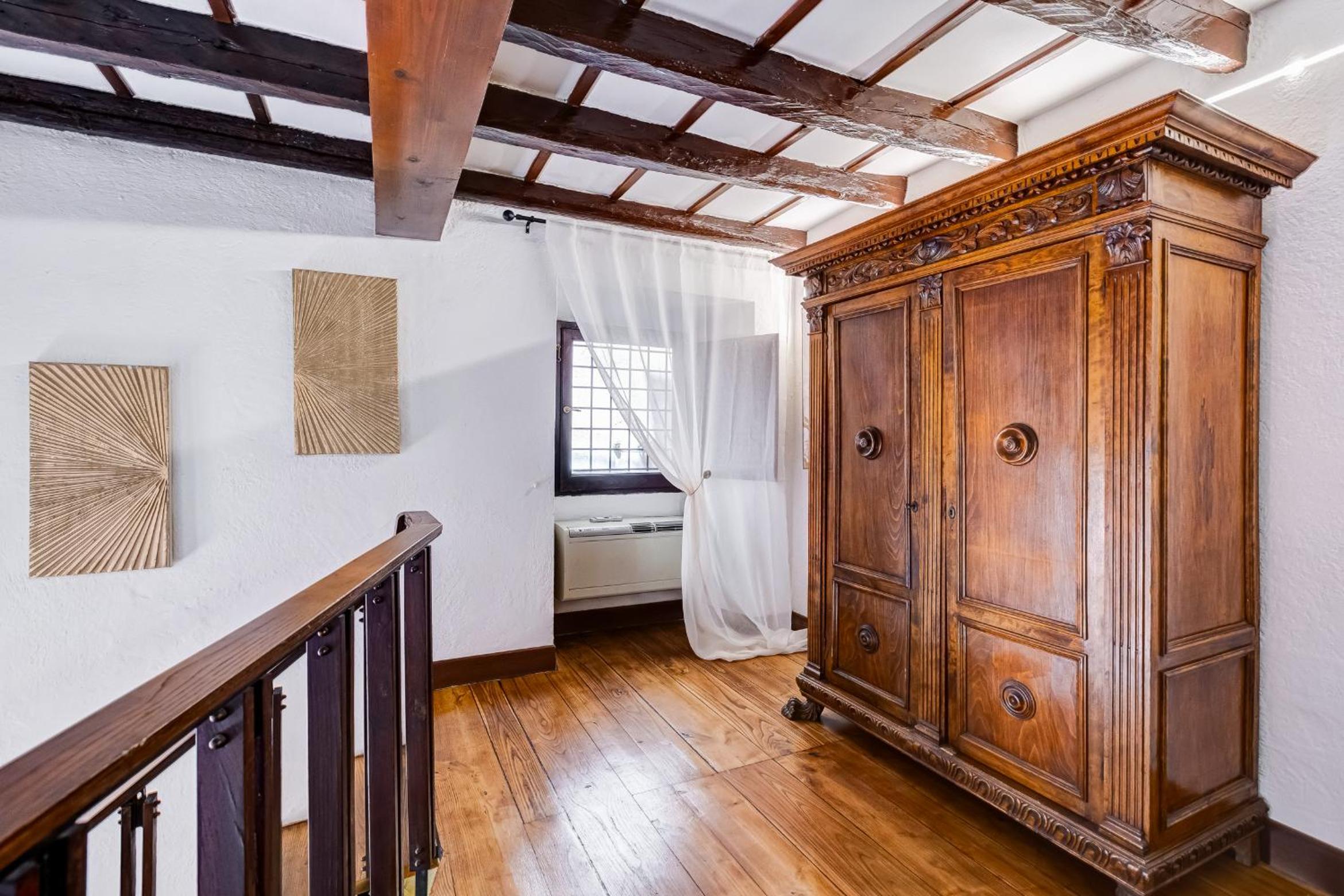 Trastevere Piazza Trilussa Royal Orchid apartment