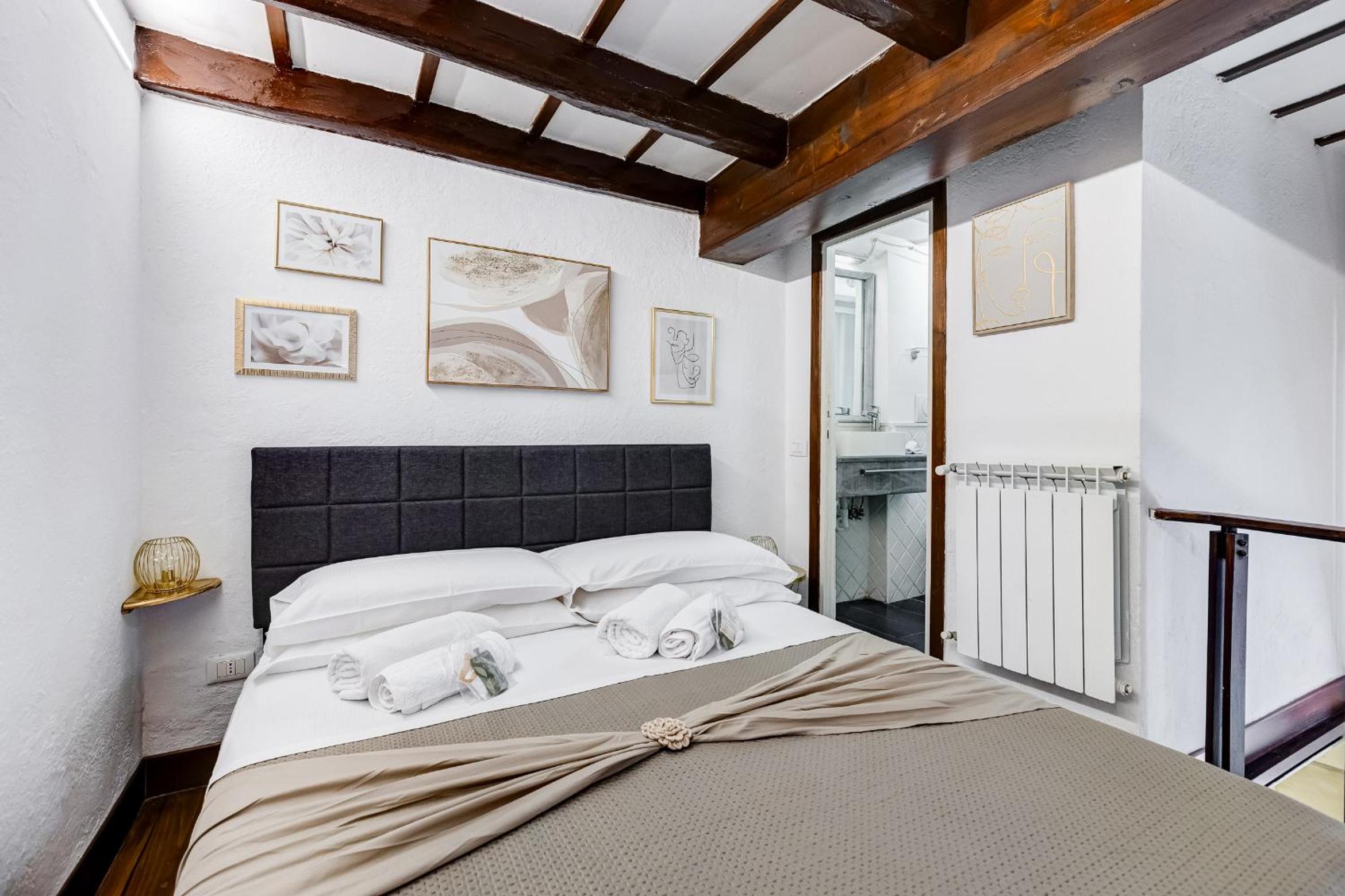 Trastevere Piazza Trilussa Royal Orchid apartment