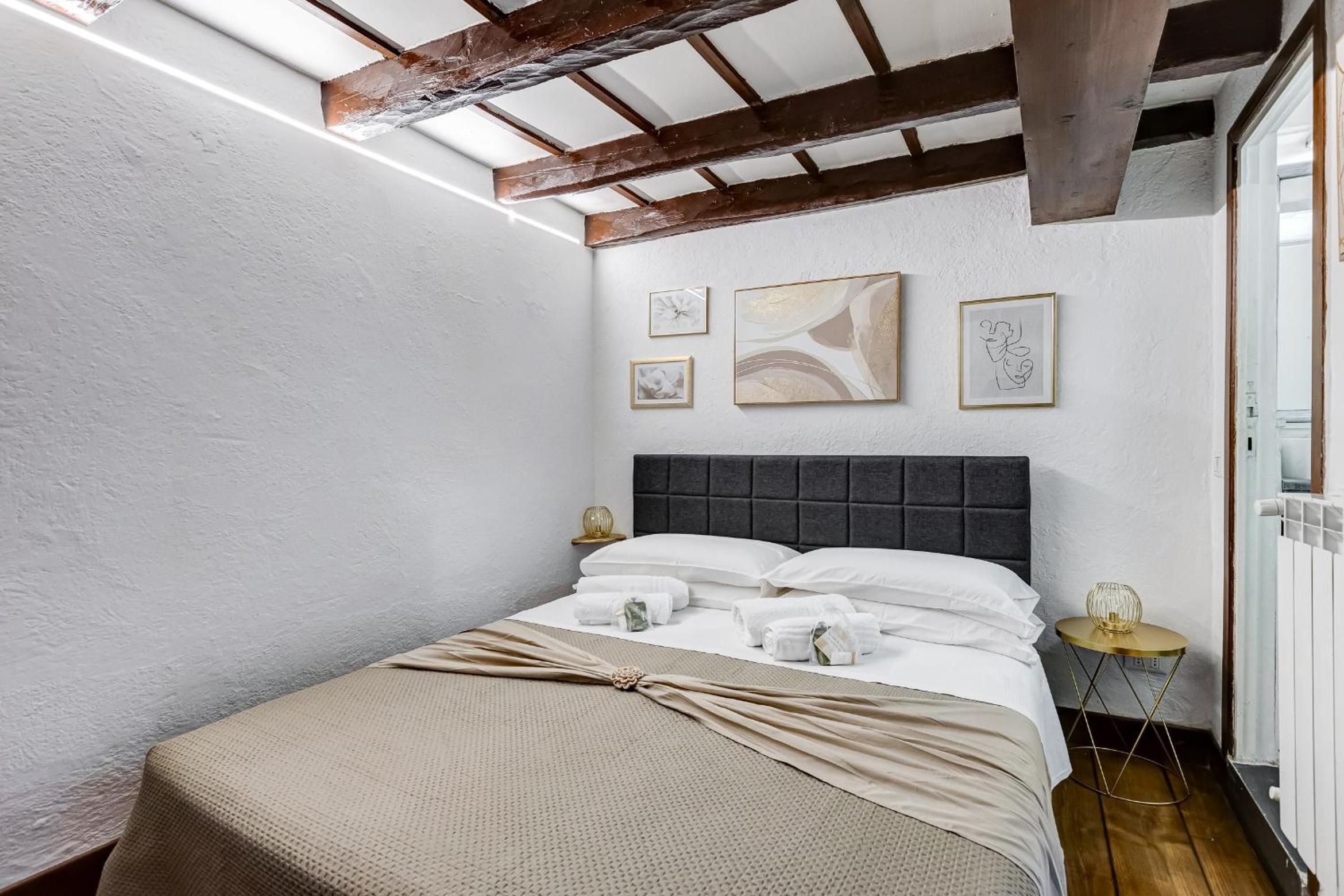 Trastevere Piazza Trilussa Royal Orchid apartment