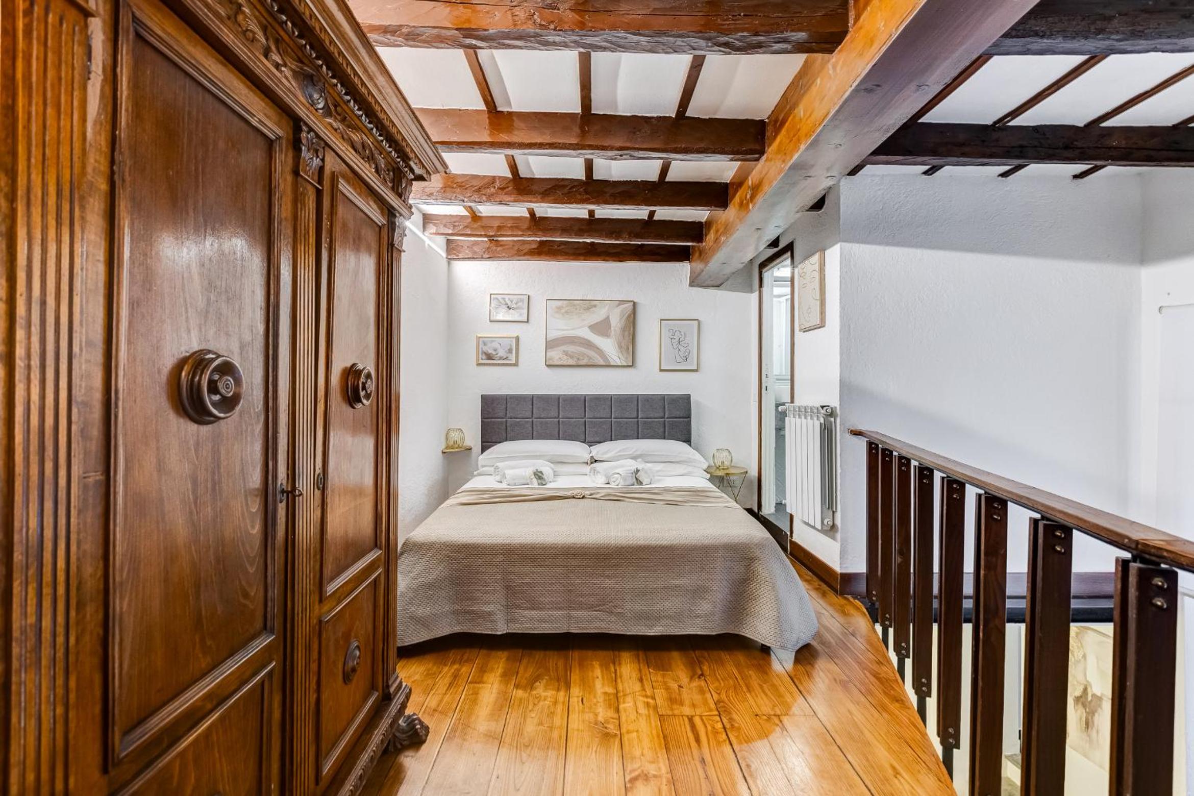 Trastevere Piazza Trilussa Royal Orchid apartment