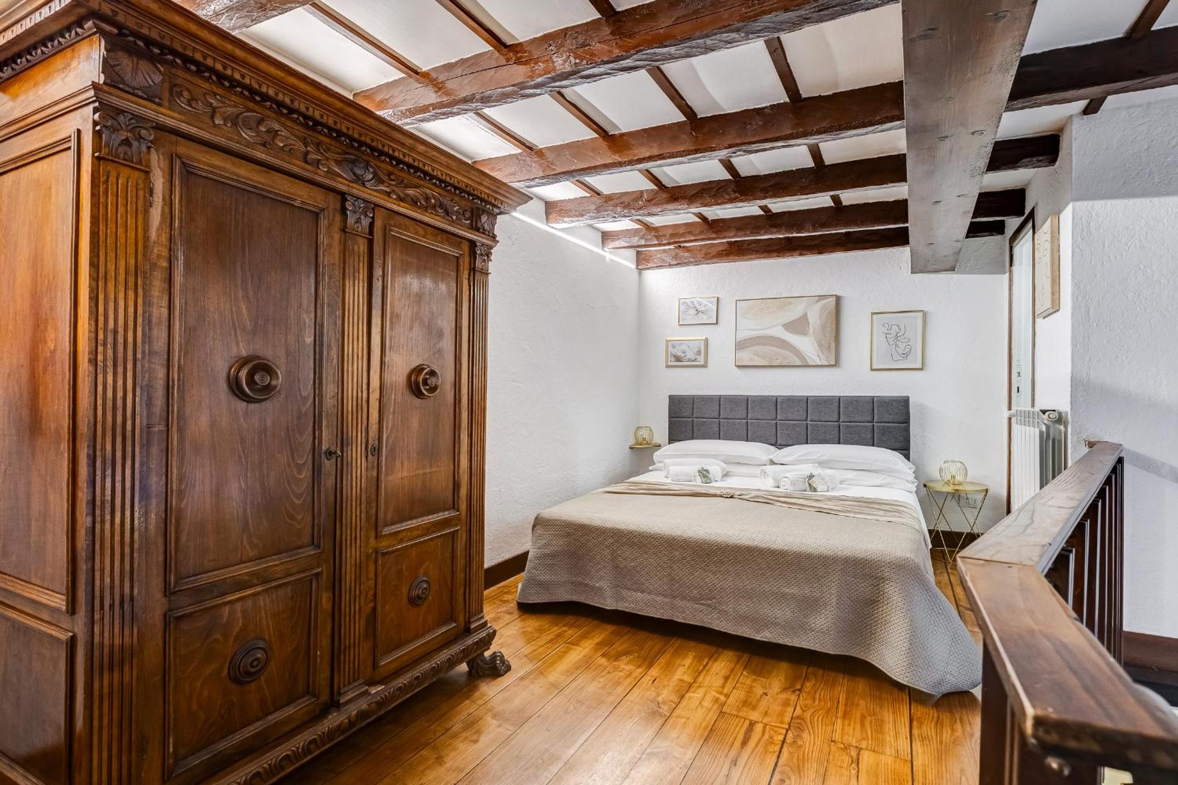 Trastevere Piazza Trilussa Royal Orchid apartment