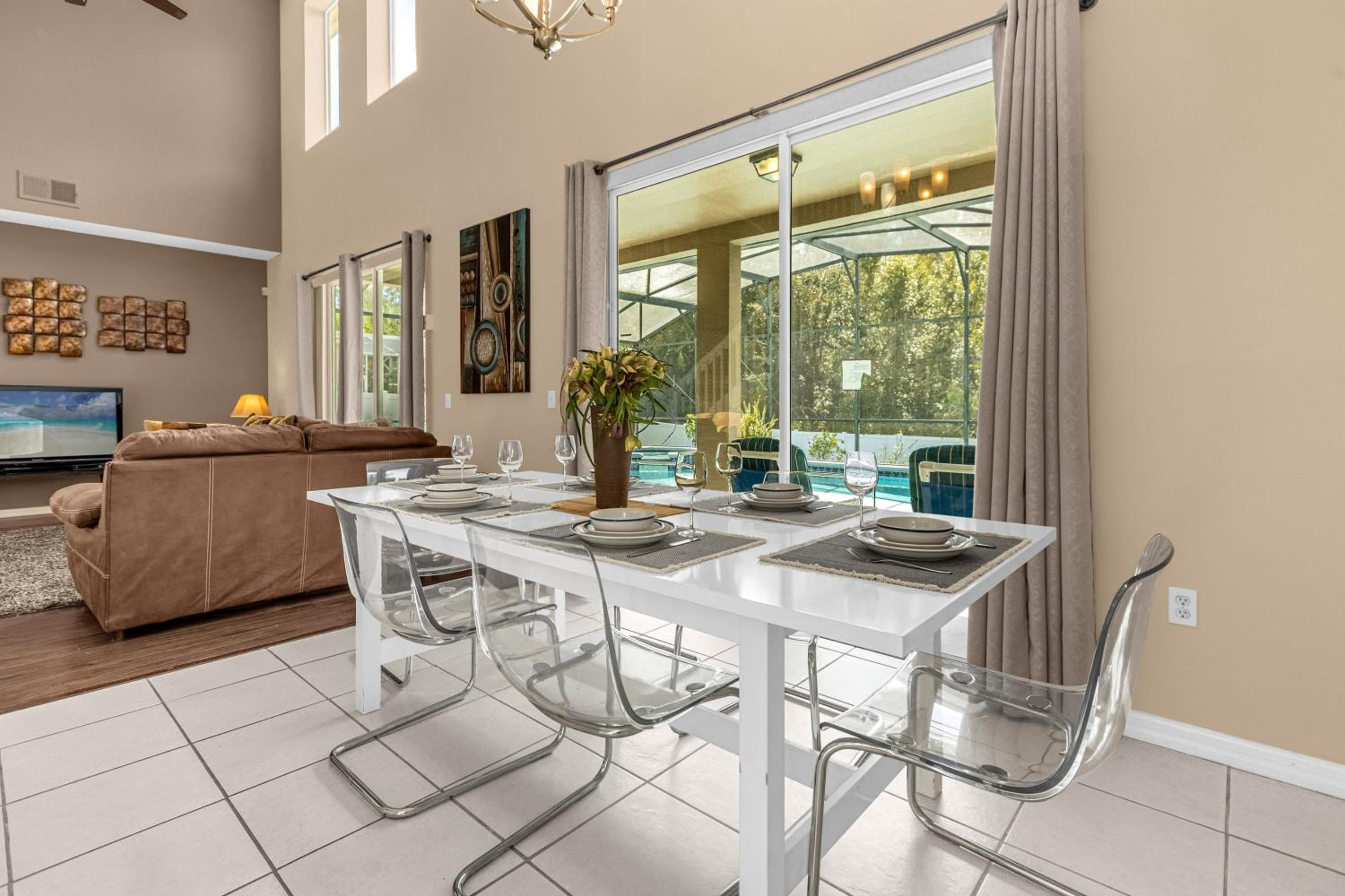 Upstay Home w Pool Hot Tub & Patio - Pet Friendly