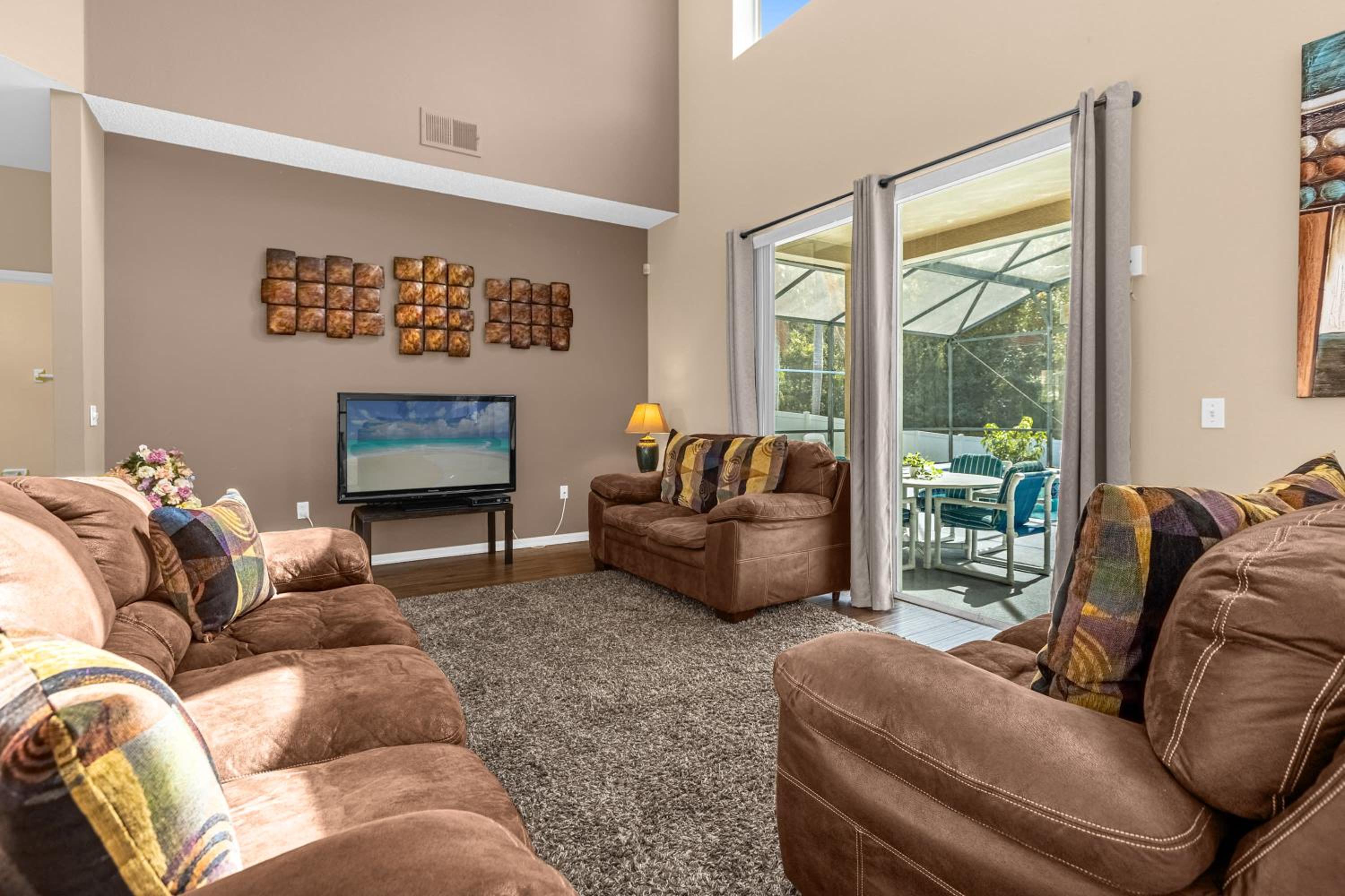 Upstay Home w Pool Hot Tub & Patio - Pet Friendly