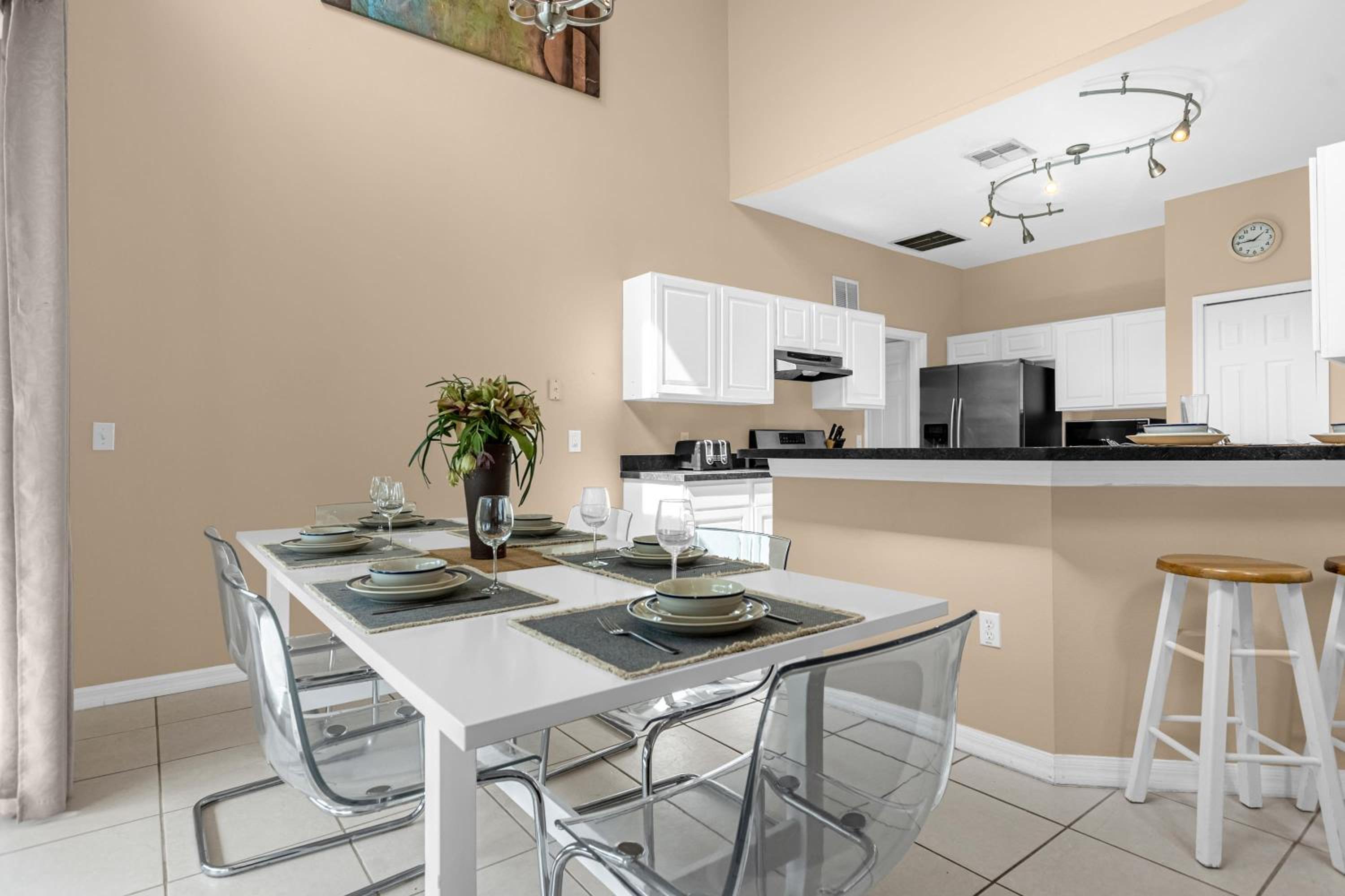 Upstay Home w Pool Hot Tub & Patio - Pet Friendly