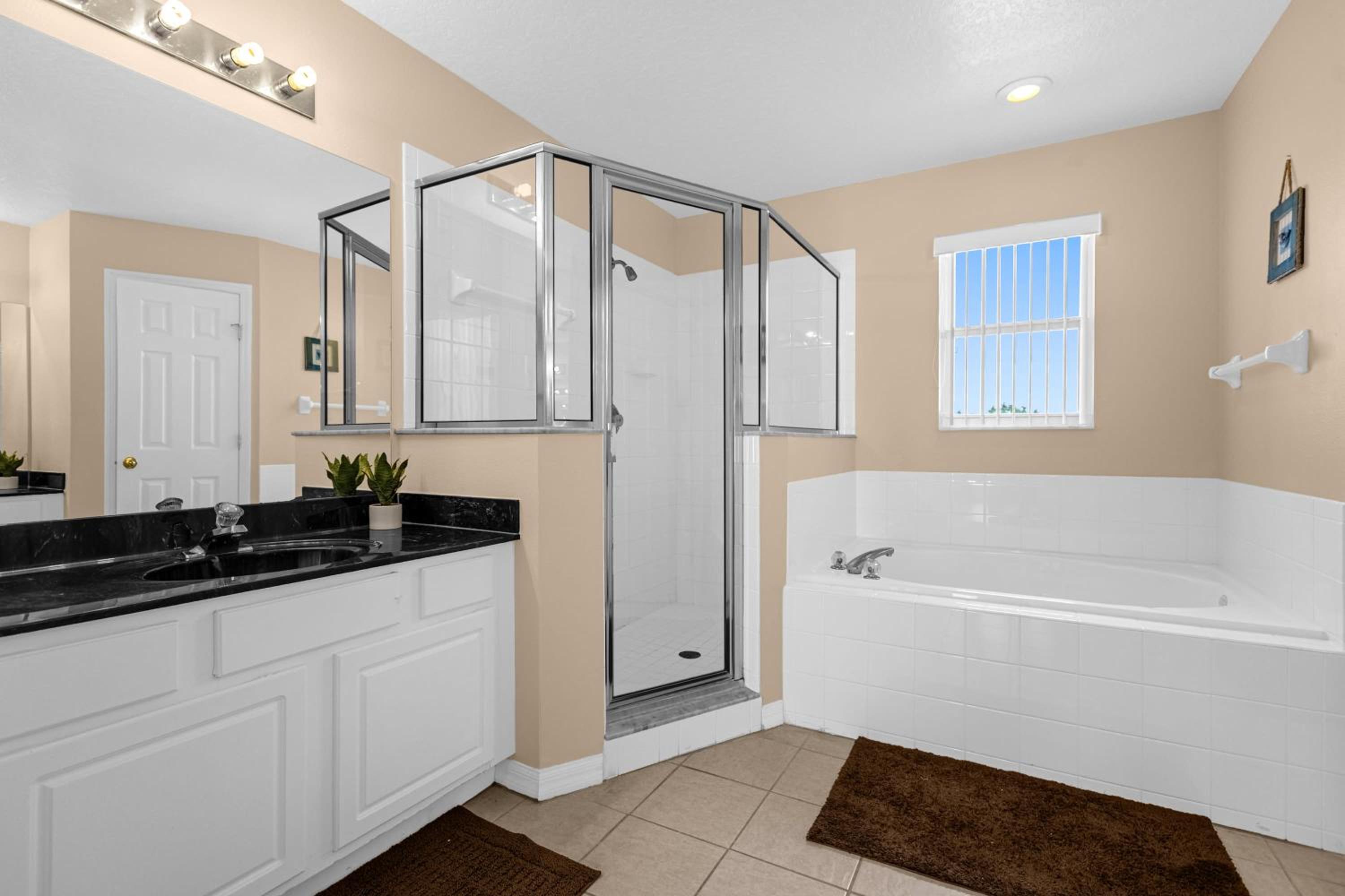 Upstay Home w Pool Hot Tub & Patio - Pet Friendly