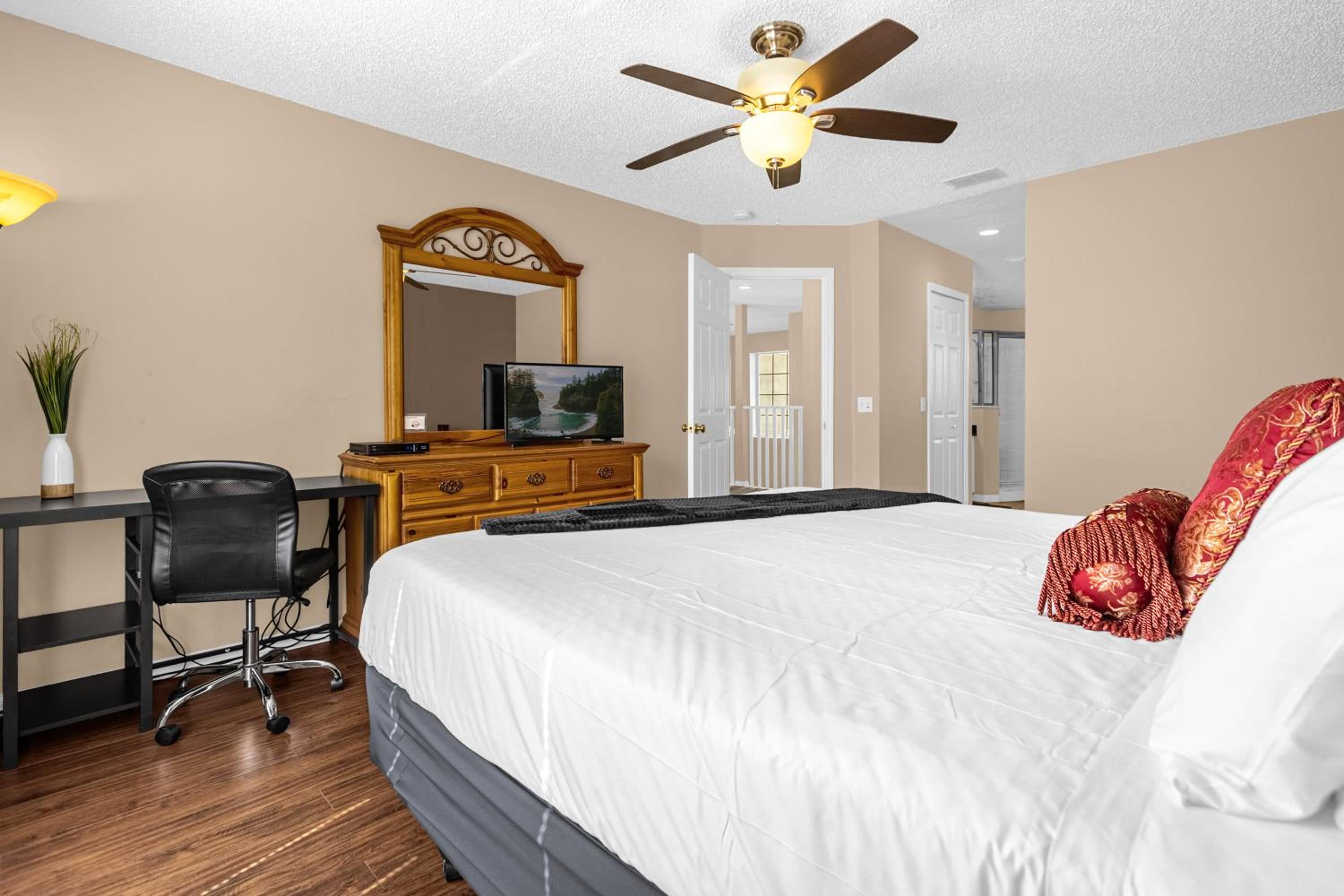 Upstay Home w Pool Hot Tub & Patio - Pet Friendly