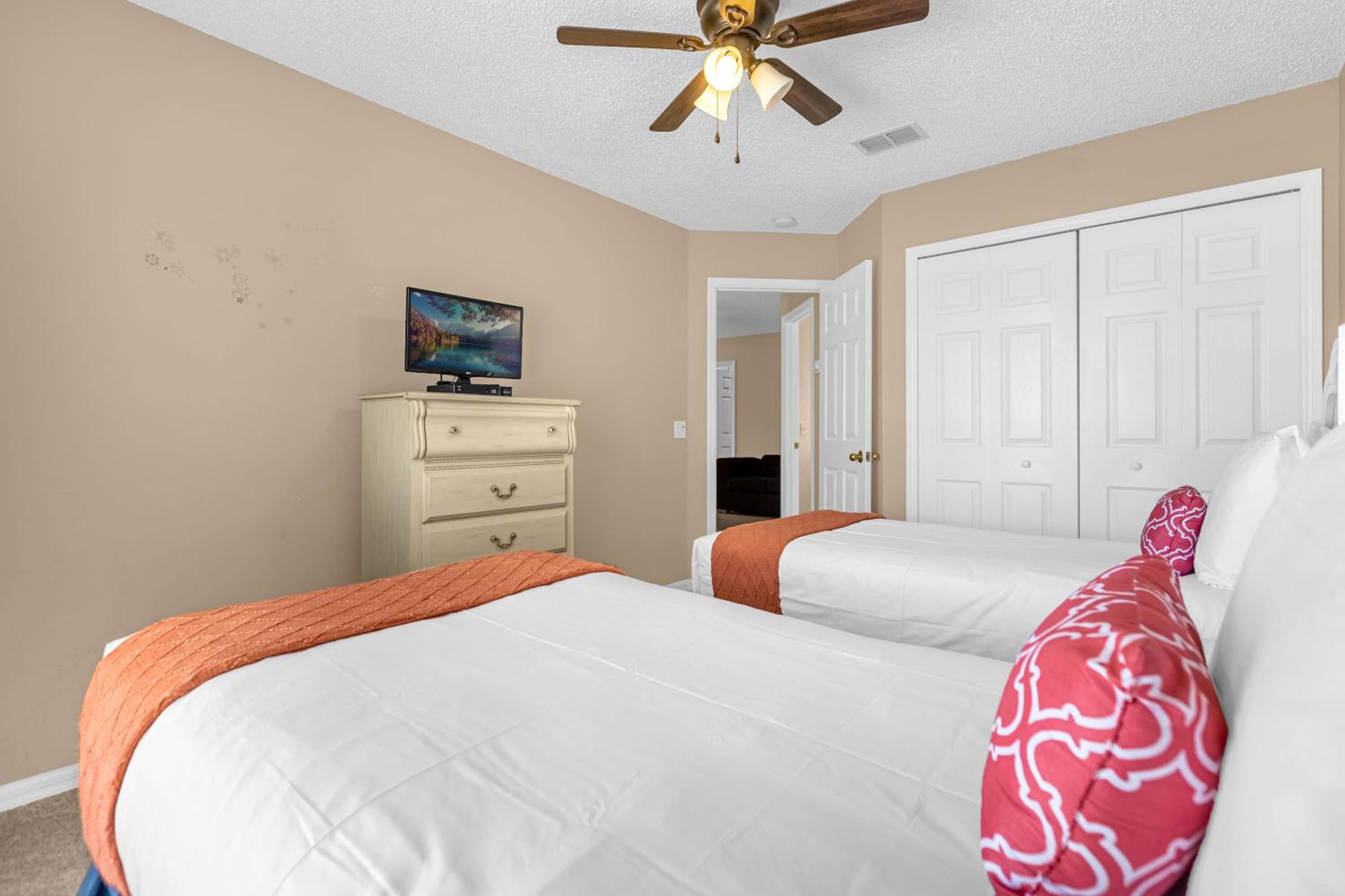 Upstay Home w Pool Hot Tub & Patio - Pet Friendly