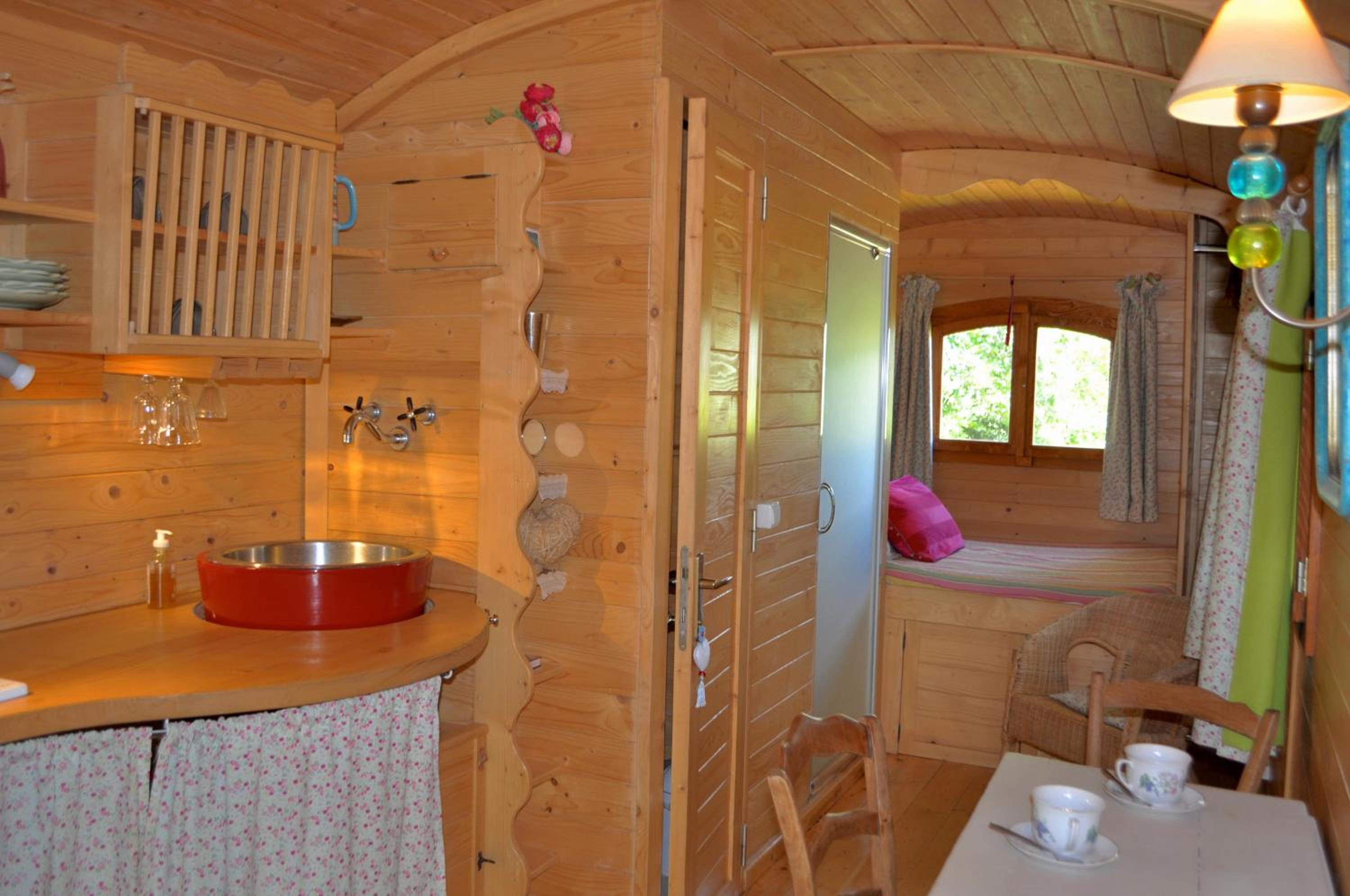 La roulotte Chic et Boheme view 2