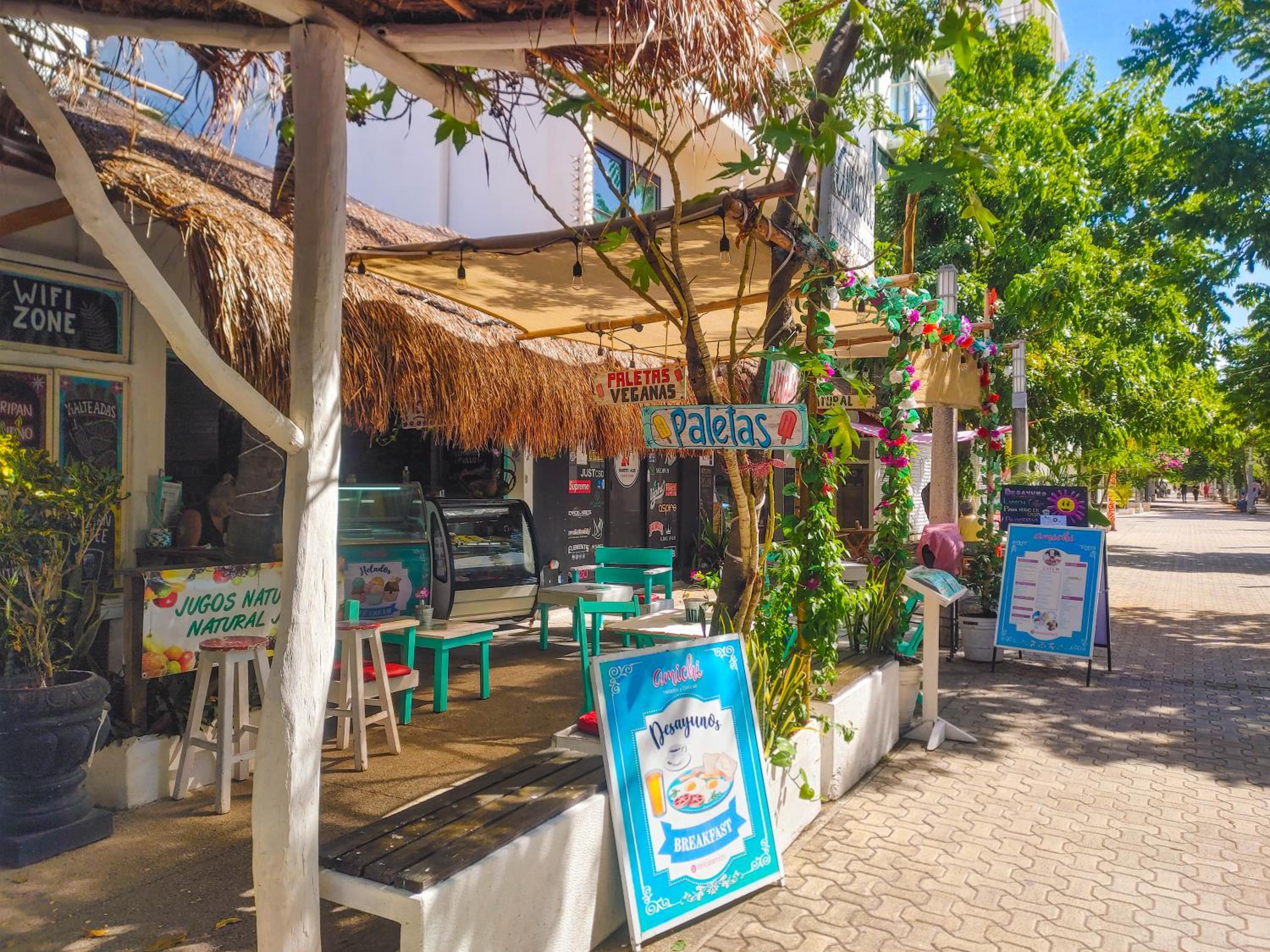 Couples Romantic Retreat 200m to Beach & 5th Ave Patio Fast WiFi AC Great Value UVA11