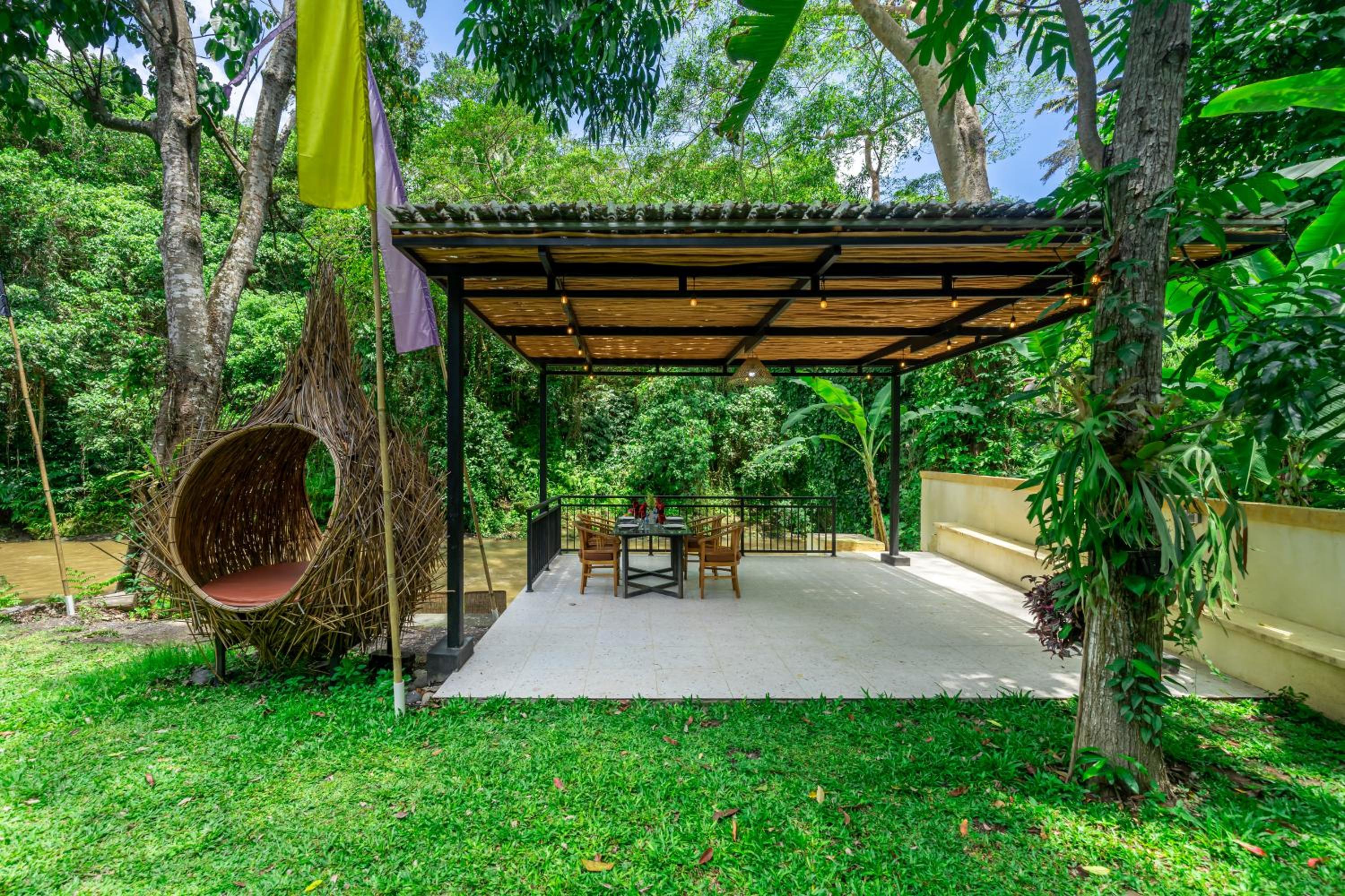 Jungle River 5 BR Villa- Pool, Yoga, Tubing Near Ubud