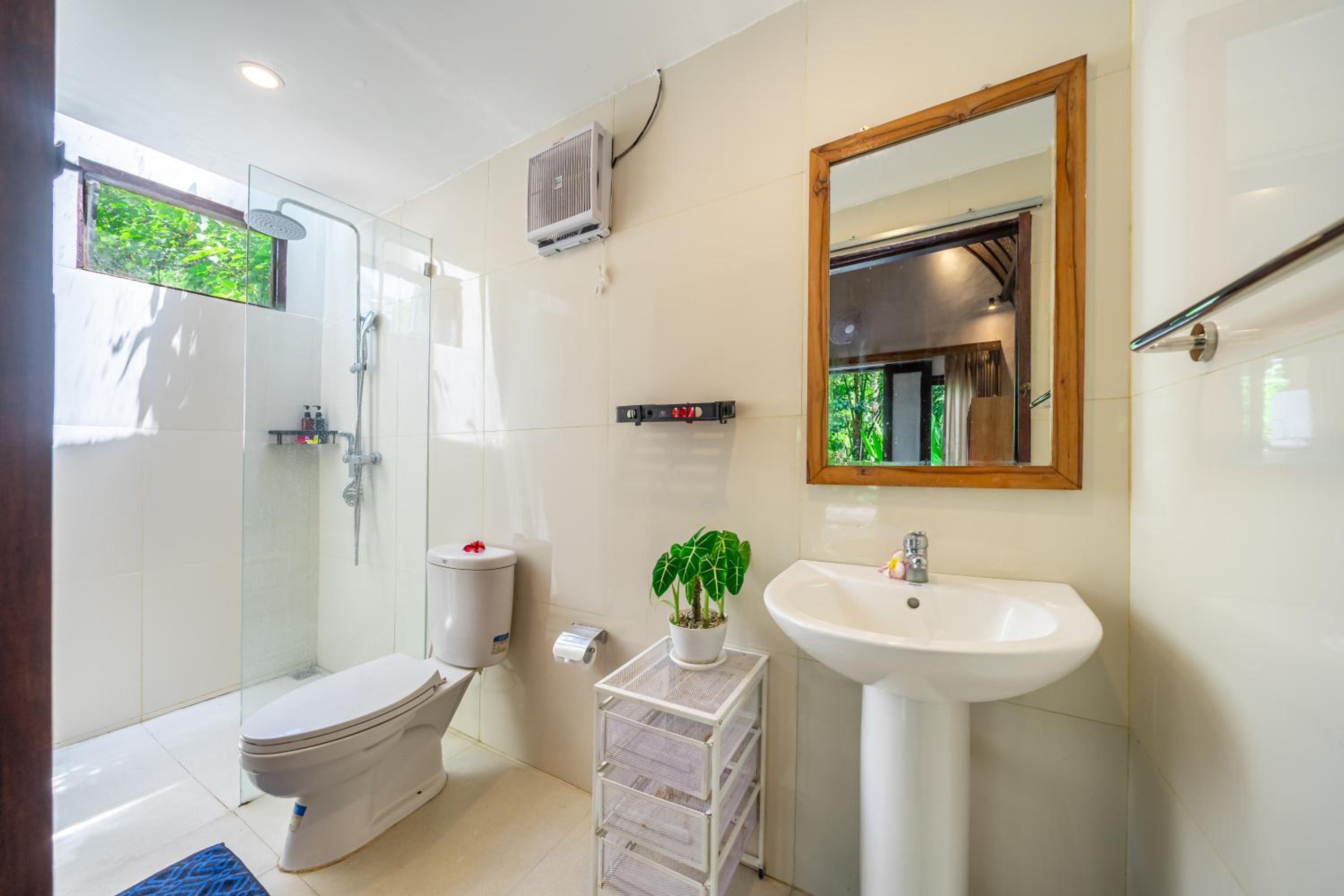 Jungle River 5 BR Villa- Pool, Yoga, Tubing Near Ubud