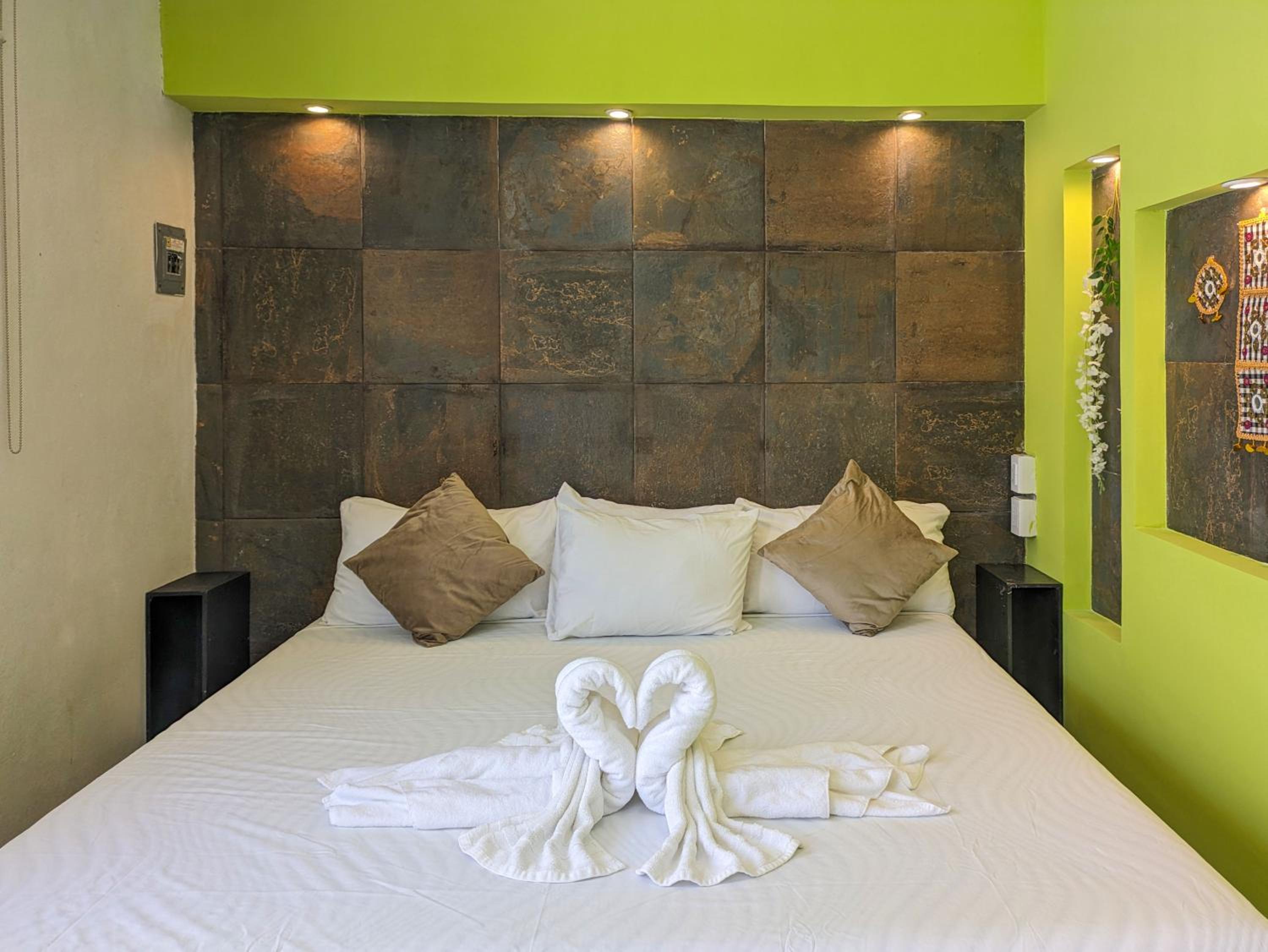 2 Spacious Suites King Beds Sleep 8 500m Kid Friendly Beach Kitchen AC Fast WiFi 3B4B