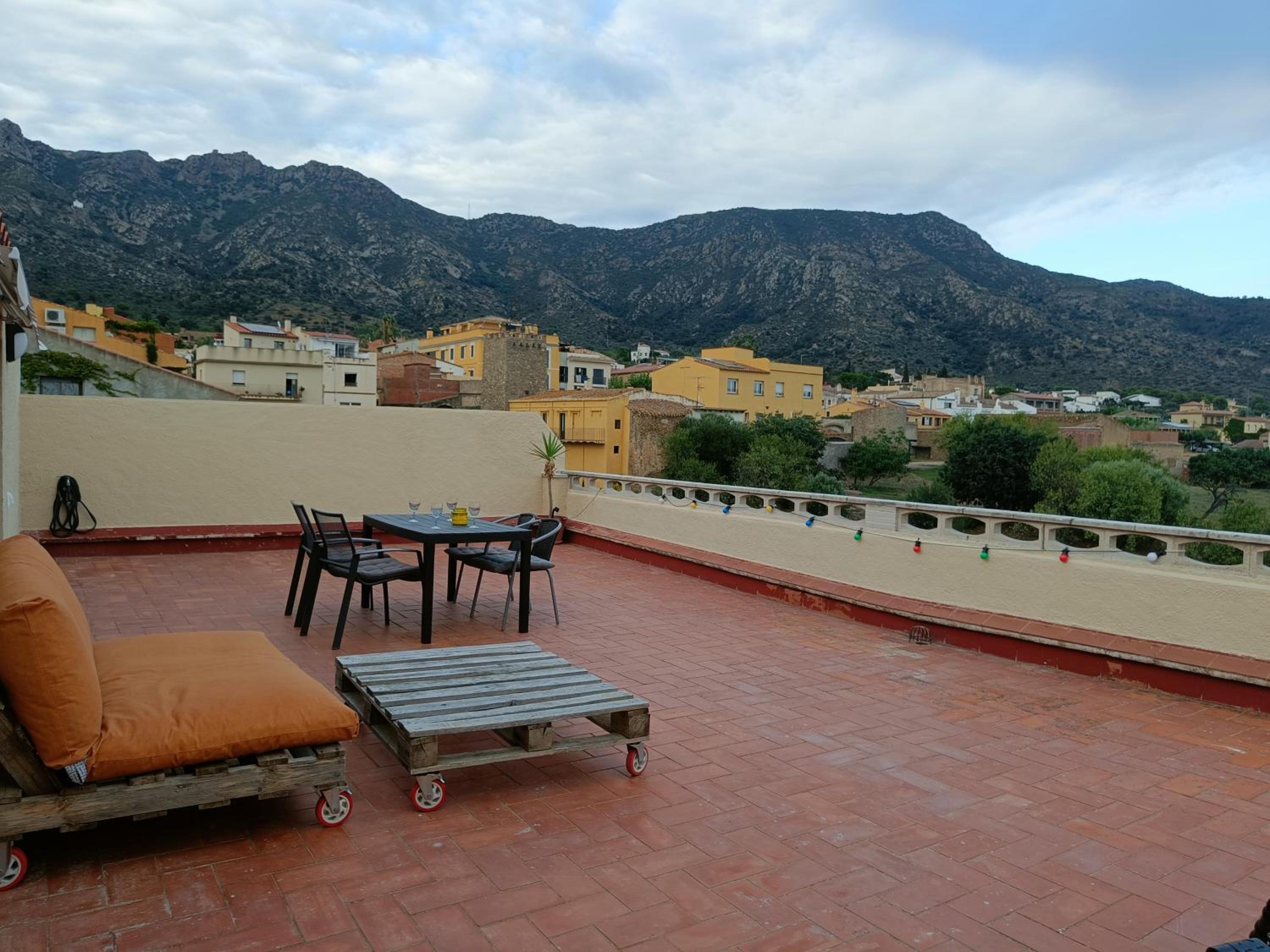 Sunny Relaxing Penthouse Costa Brava, Sea & Mountain Views, Huge Terrace, Fiber 1GB