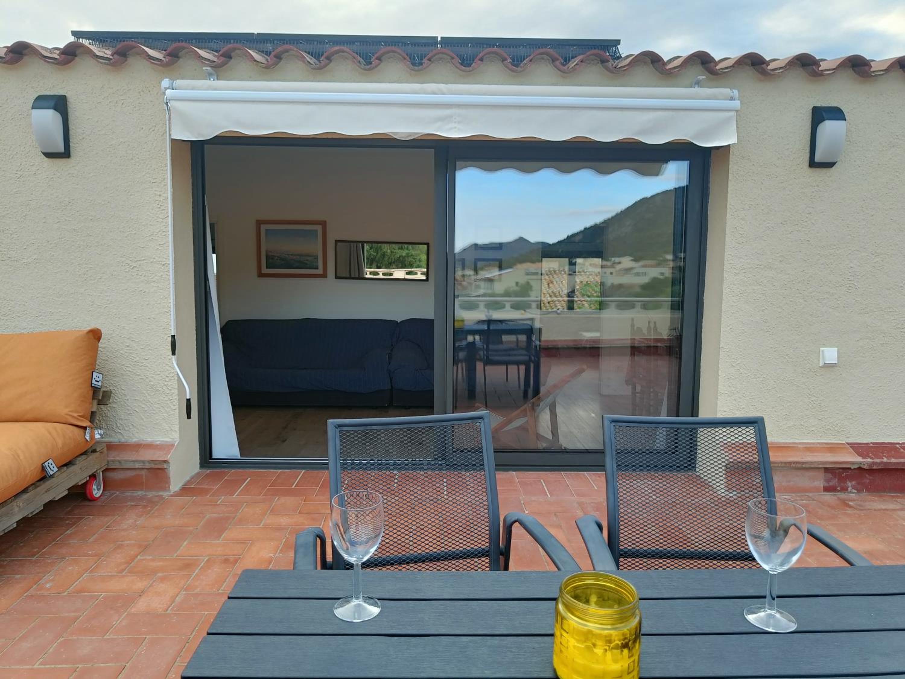 Sunny Relaxing Penthouse Costa Brava, Sea & Mountain Views, Huge Terrace, Fiber 1GB