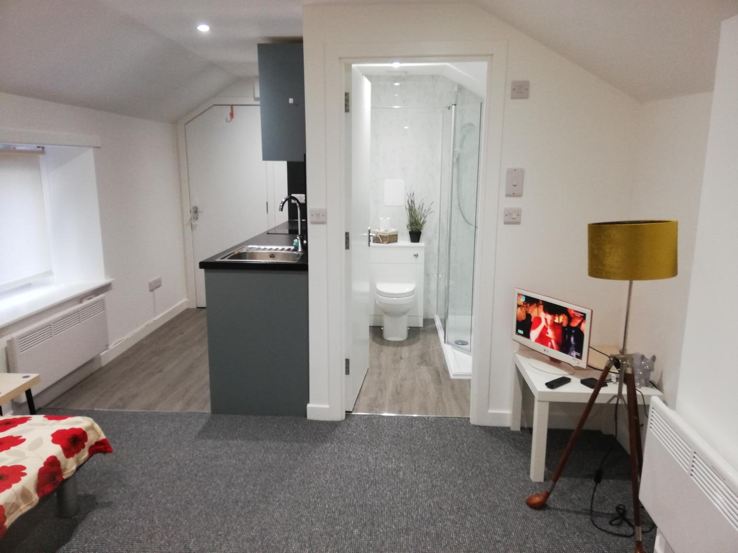 Kirkcaldy High Street Modern studio
