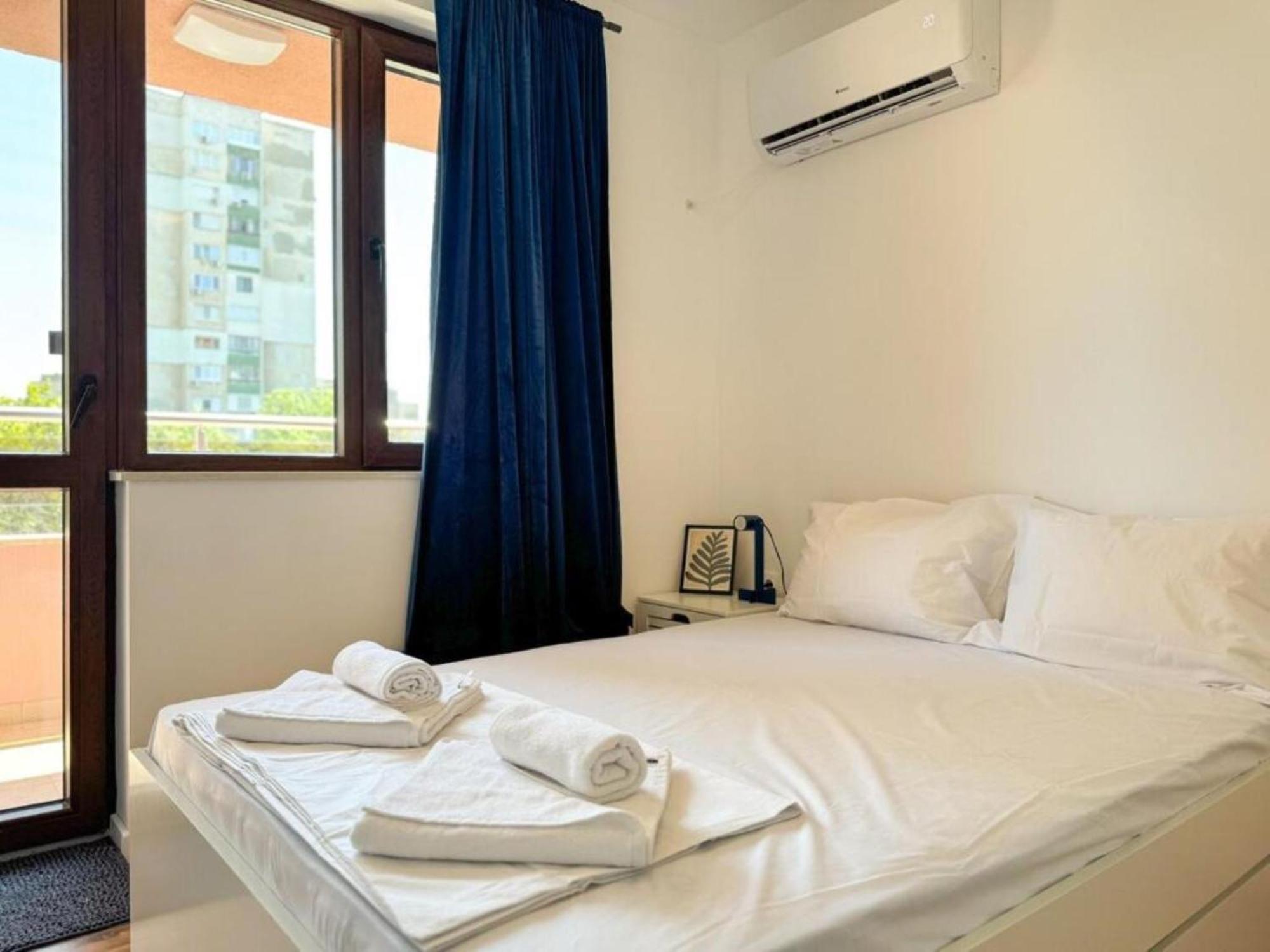 1BR Apartment with a Designated Workspace, Free Street Parking and Free Gym Pass