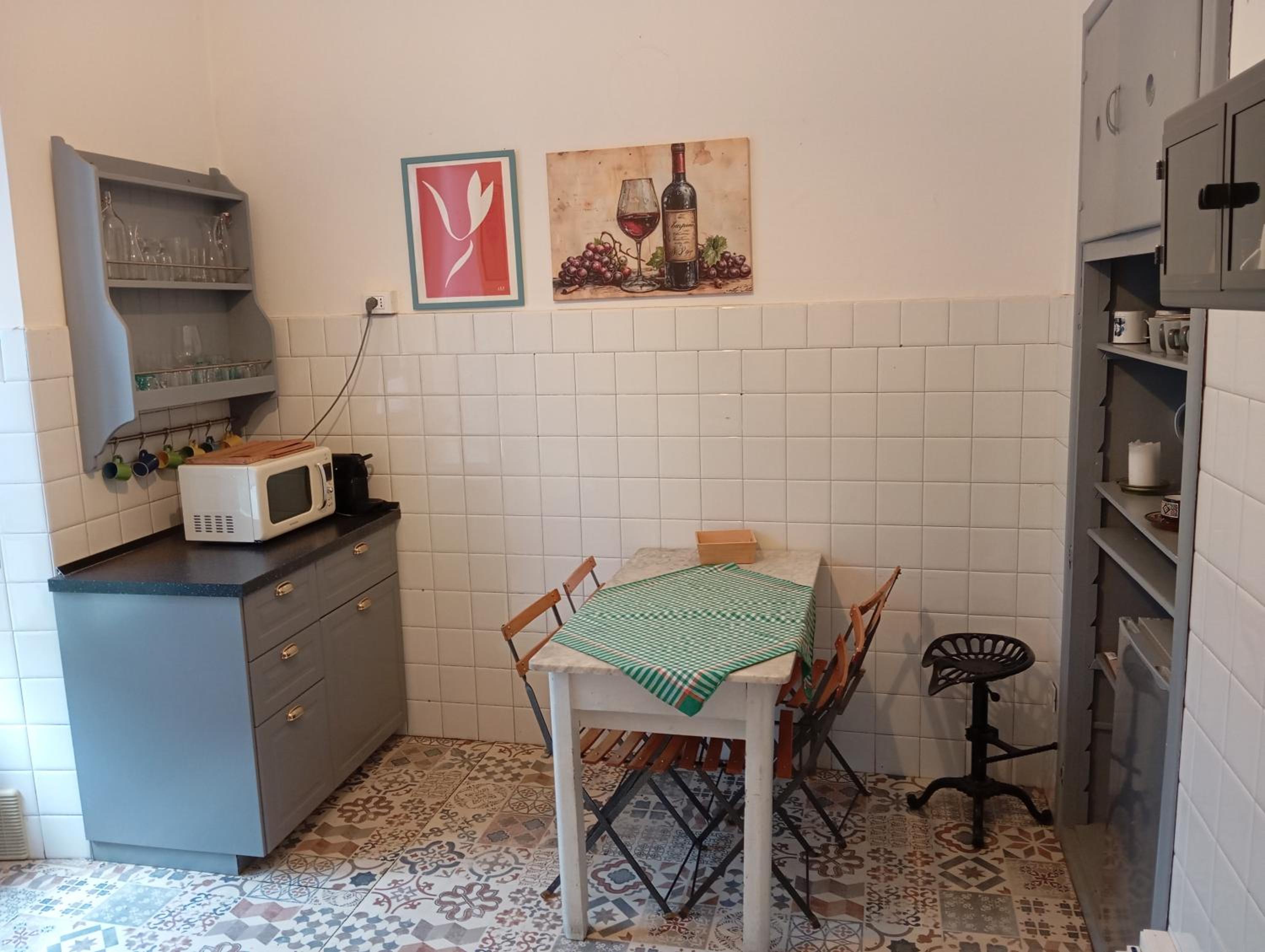 Medieval Pieve, holiday home with garden, WiFi & parking