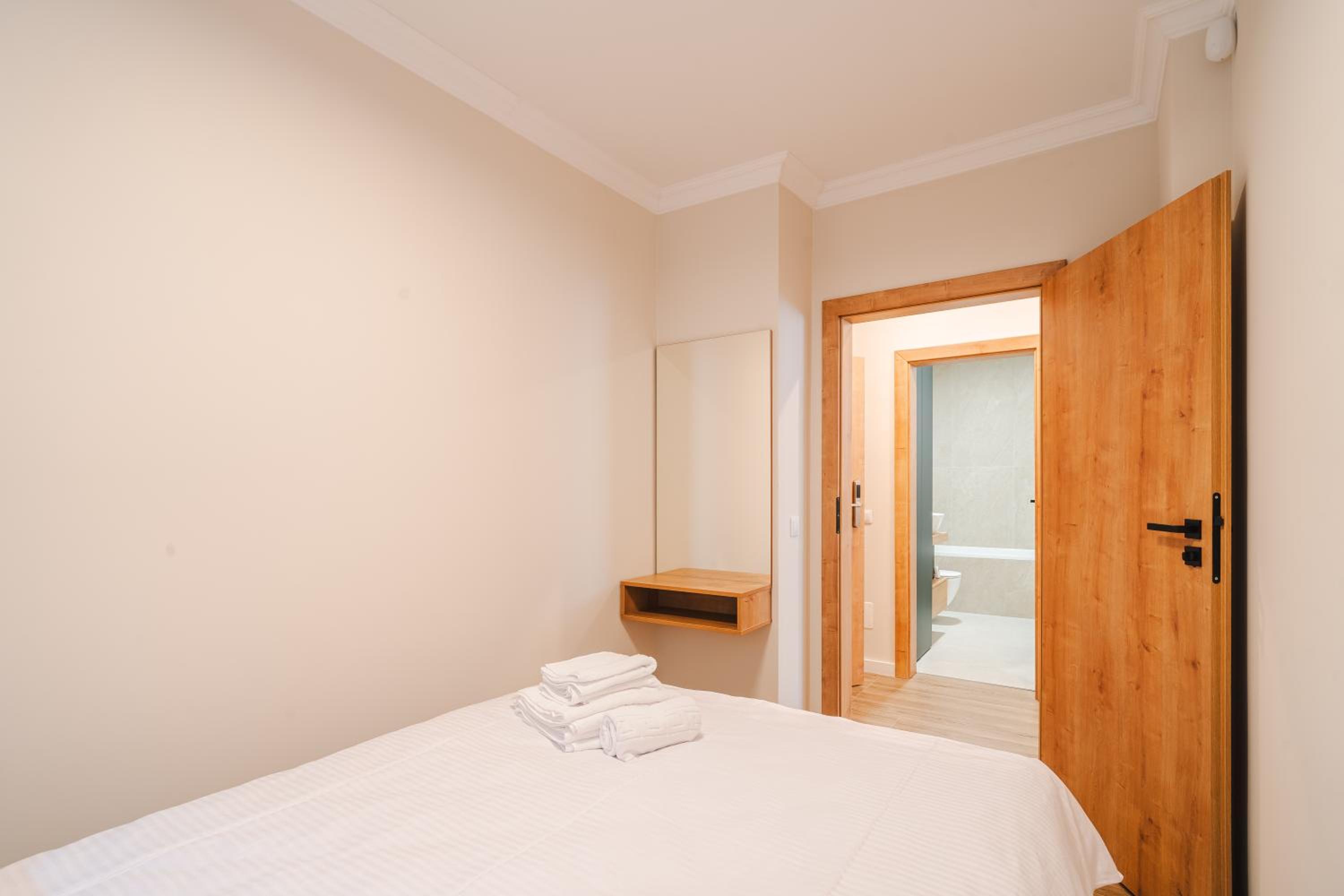 Elegant 2BR Escape - Zorilor Charm with Parking