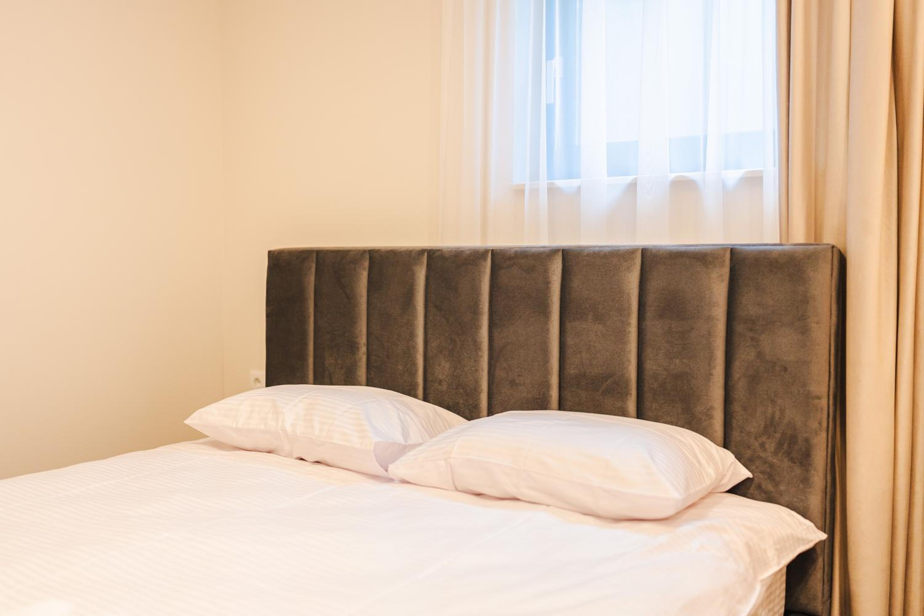 Elegant 2BR Escape - Zorilor Charm with Parking