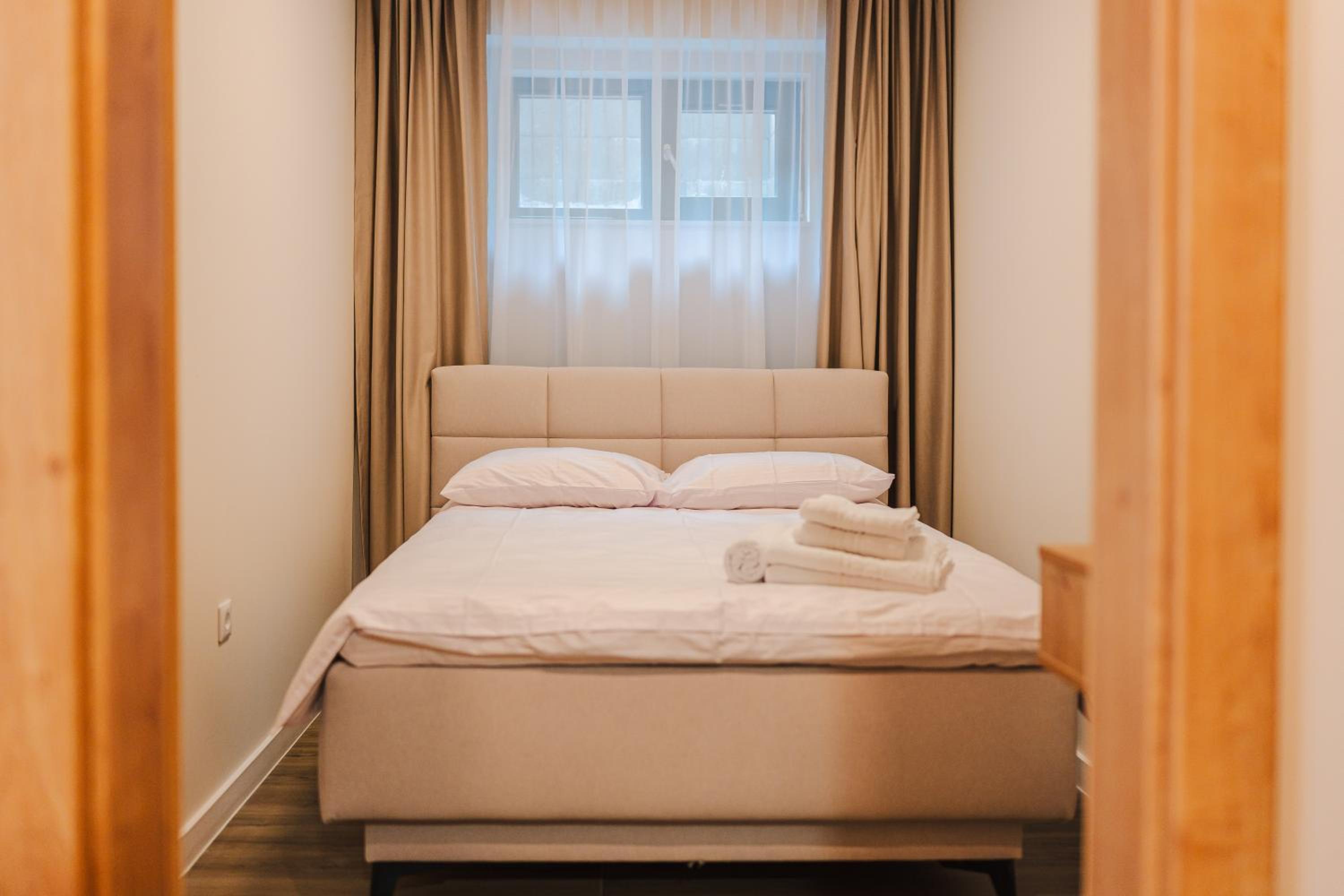 Elegant 2BR Escape - Zorilor Charm with Parking
