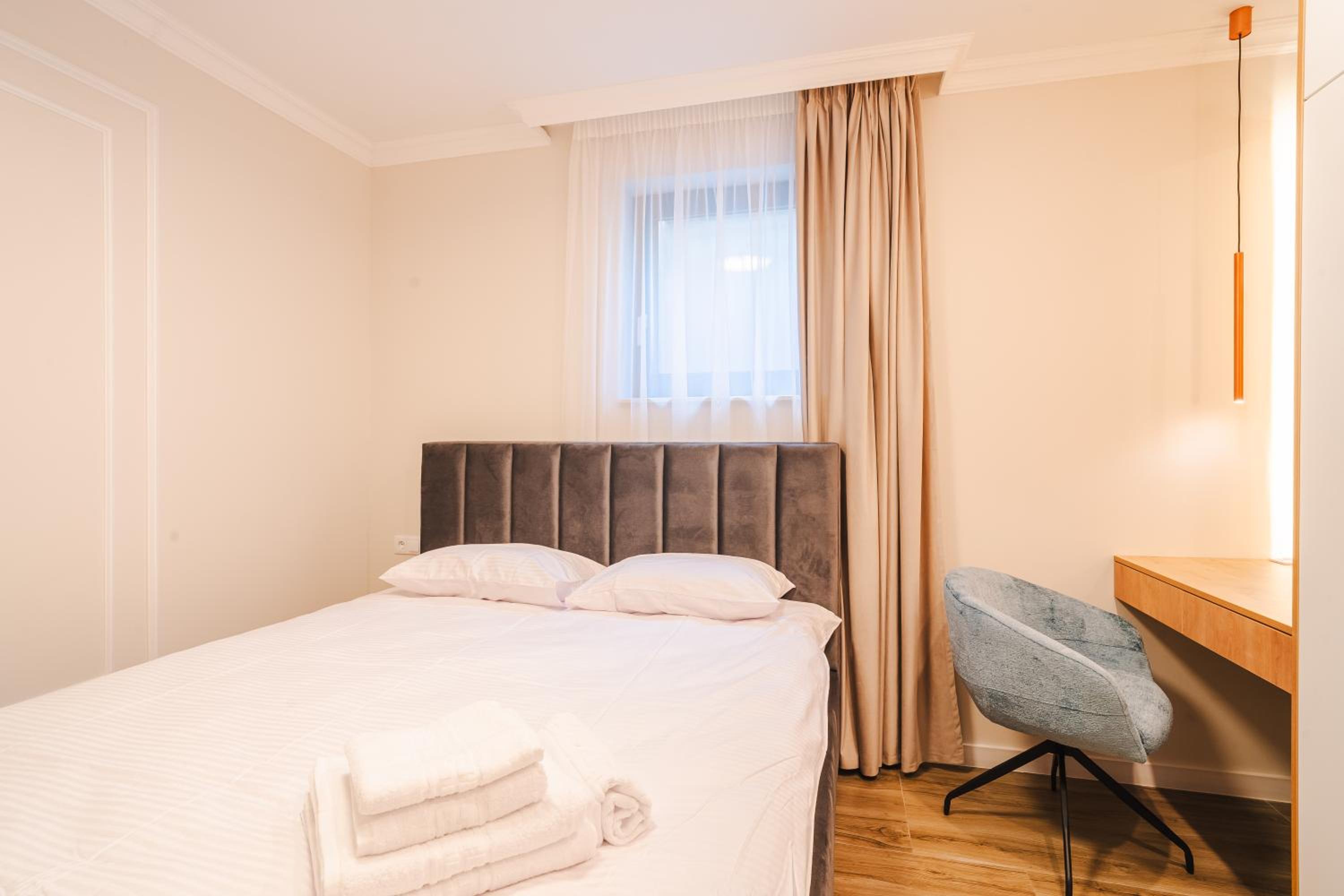 Elegant 2BR Escape - Zorilor Charm with Parking