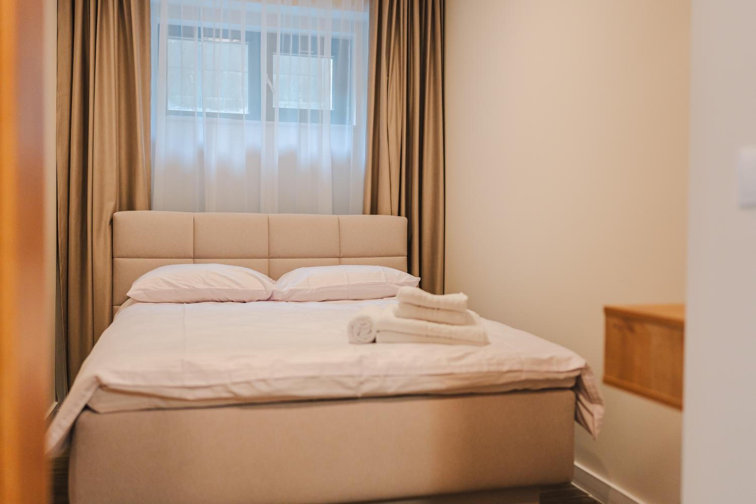 Elegant 2BR Escape - Zorilor Charm with Parking
