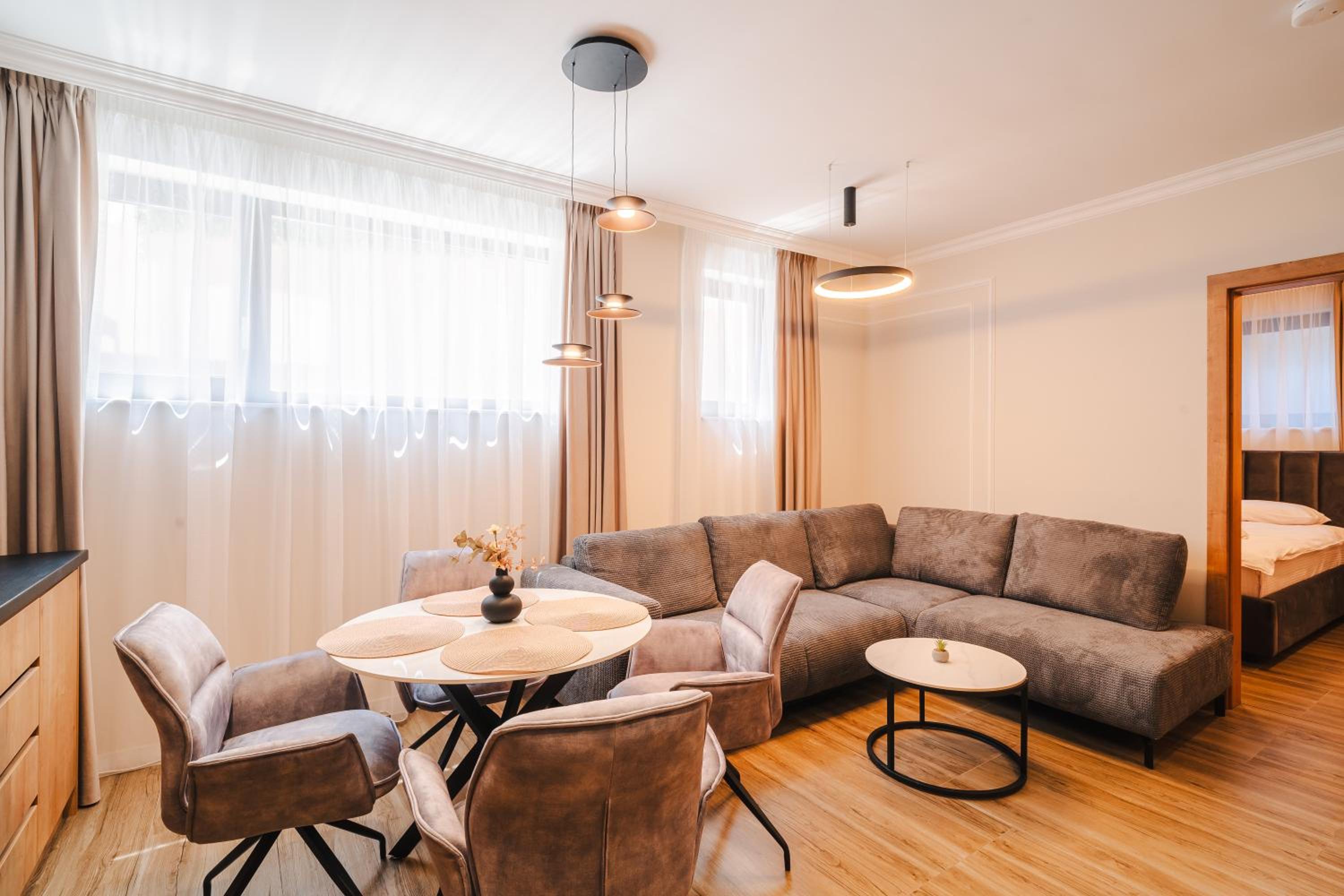 Elegant 2BR Escape - Zorilor Charm with Parking