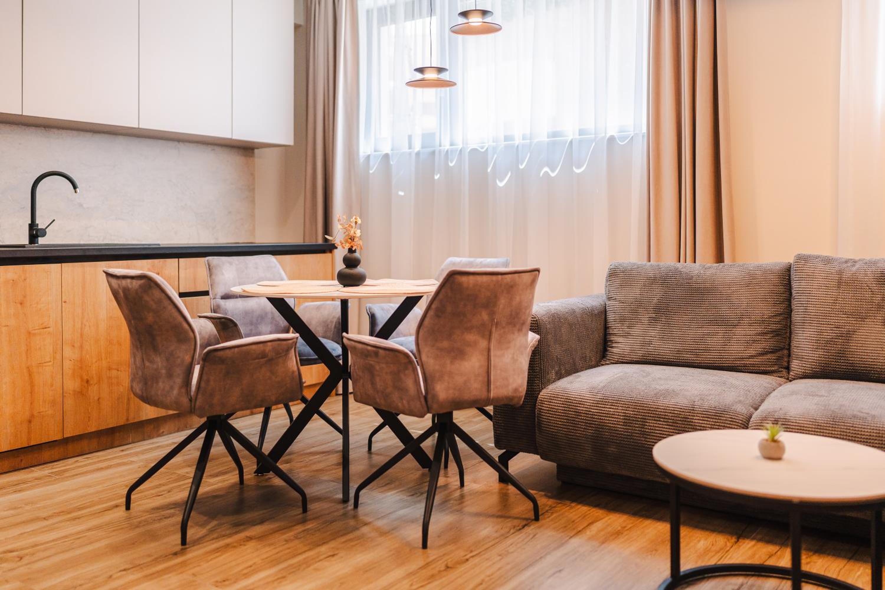 Elegant 2BR Escape - Zorilor Charm with Parking