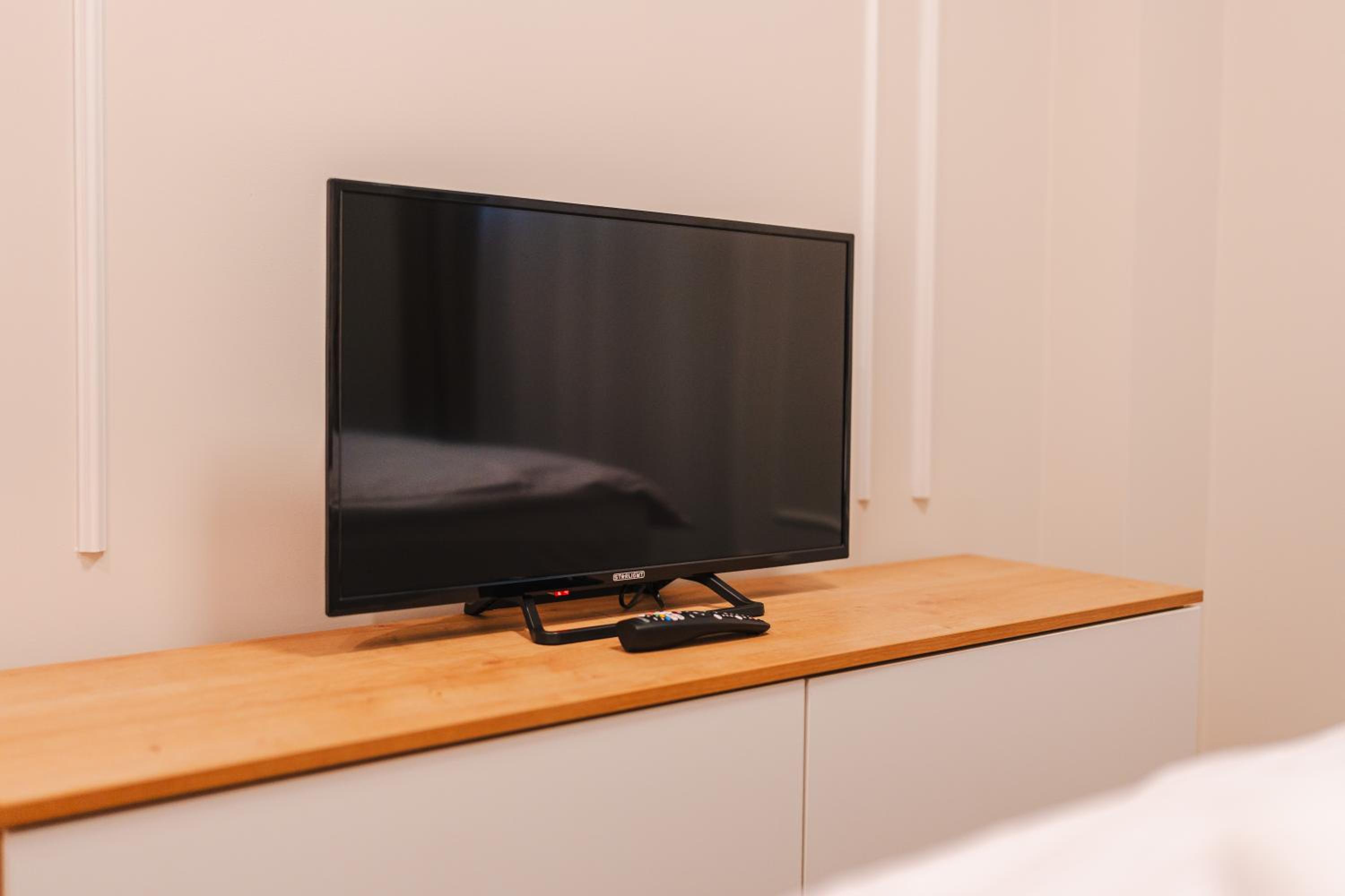 Chic 1BR with Office - Calm, Cool & Connected