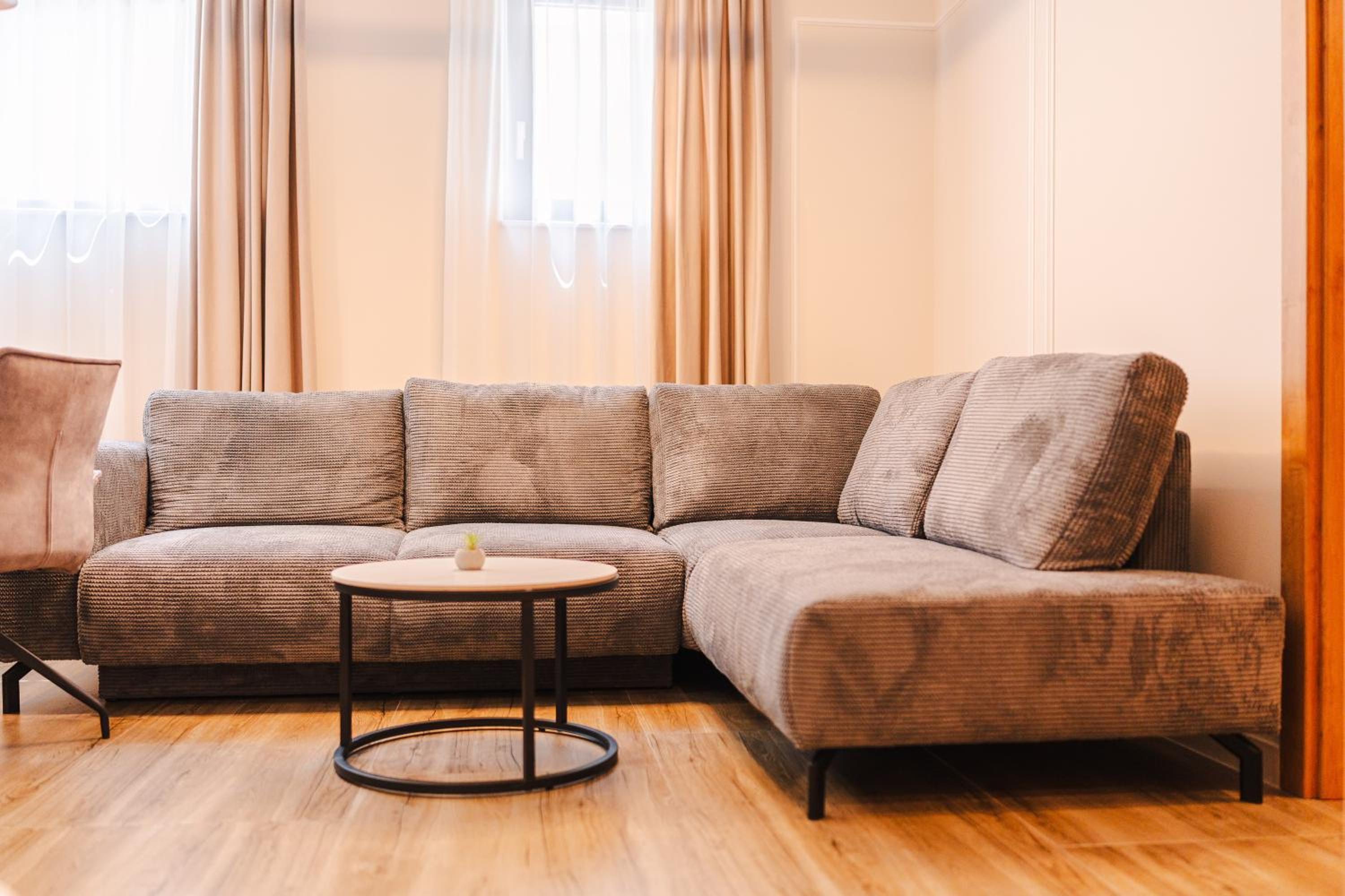 Elegant 2BR Escape - Zorilor Charm with Parking