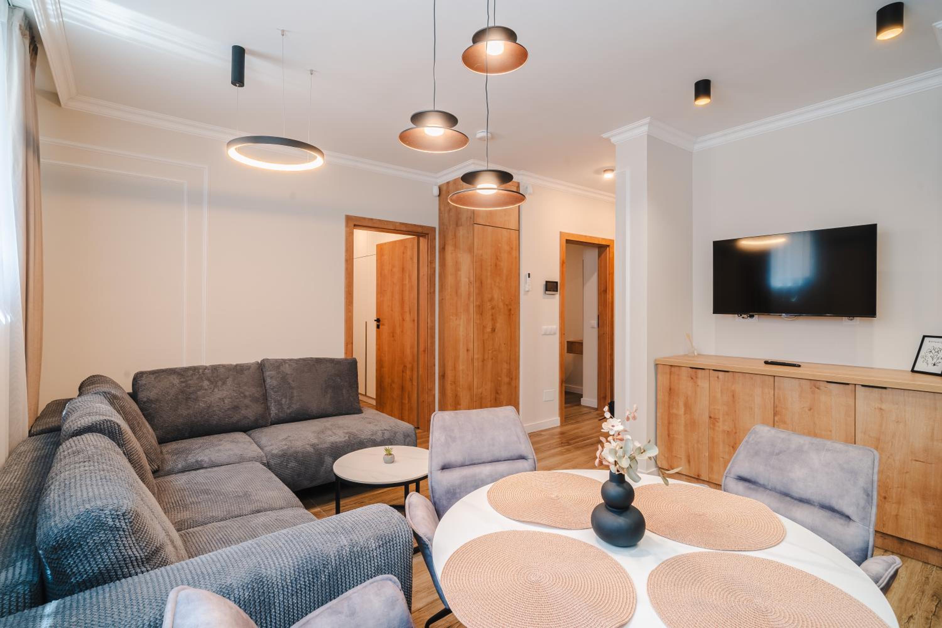 Elegant 2BR Escape - Zorilor Charm with Parking