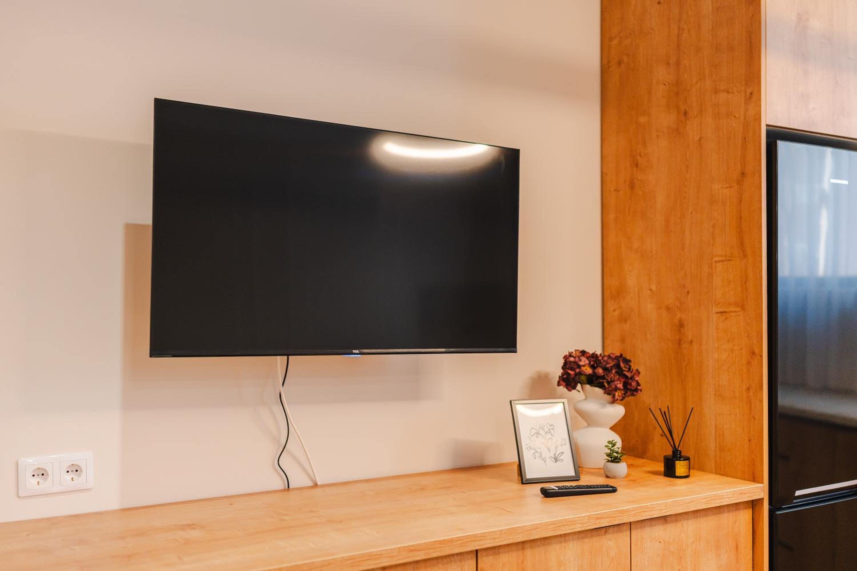 Chic 1BR with Office - Calm, Cool & Connected