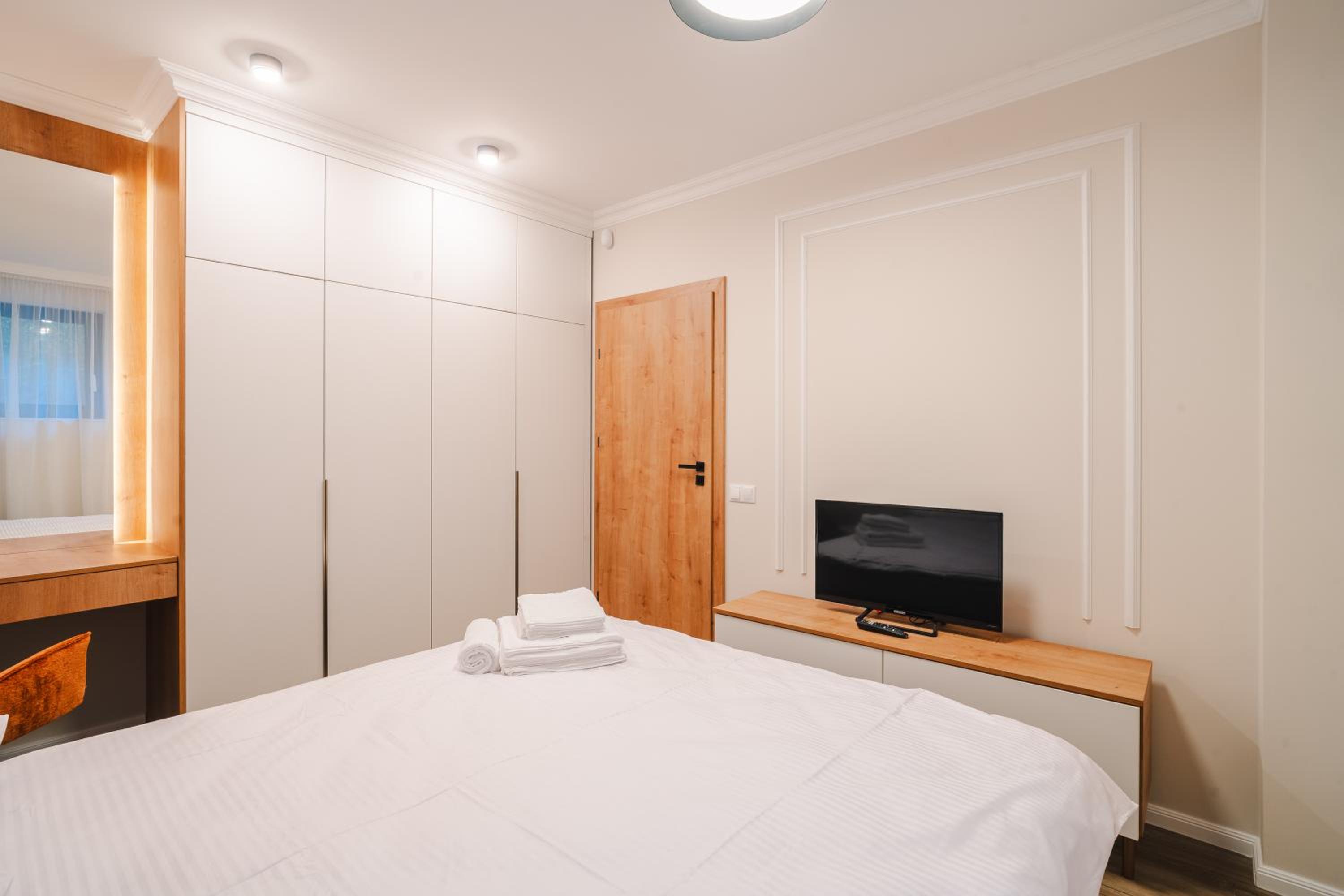 Chic 1BR with Office - Calm, Cool & Connected