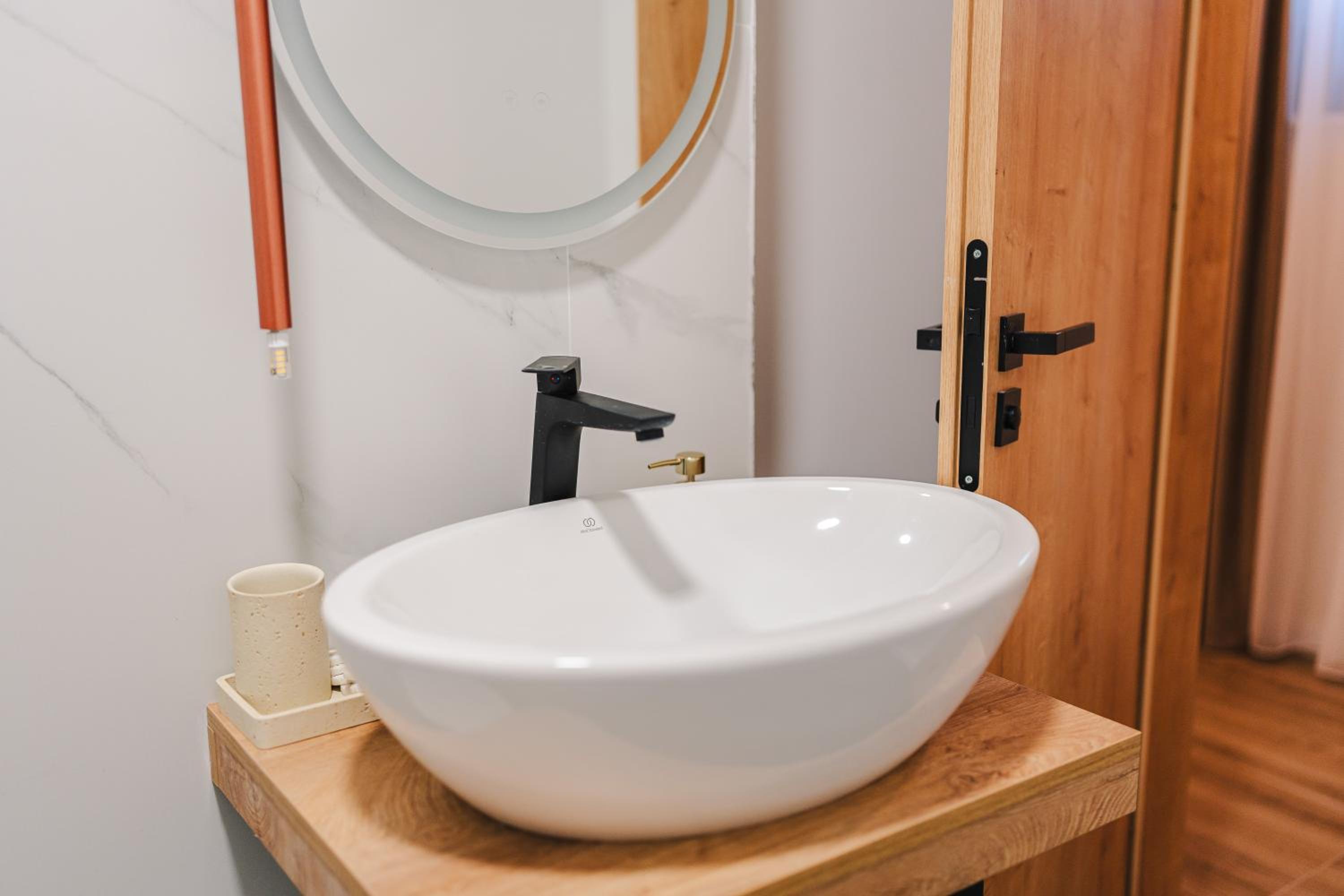 Chic 1BR with Office - Calm, Cool & Connected