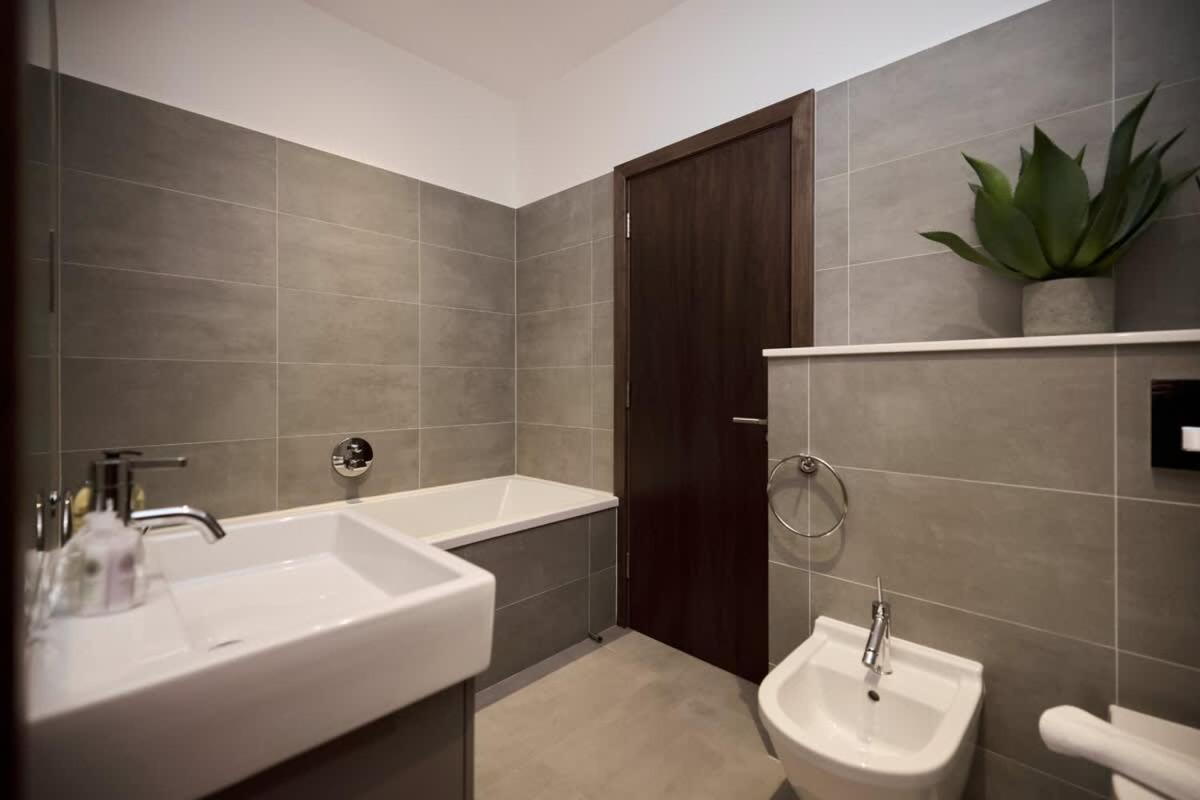 The Hamilton Gardens Hideaway - Modern 4BDR Home with Garden
