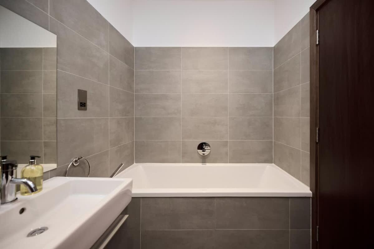 The Hamilton Gardens Hideaway - Modern 4BDR Home with Garden