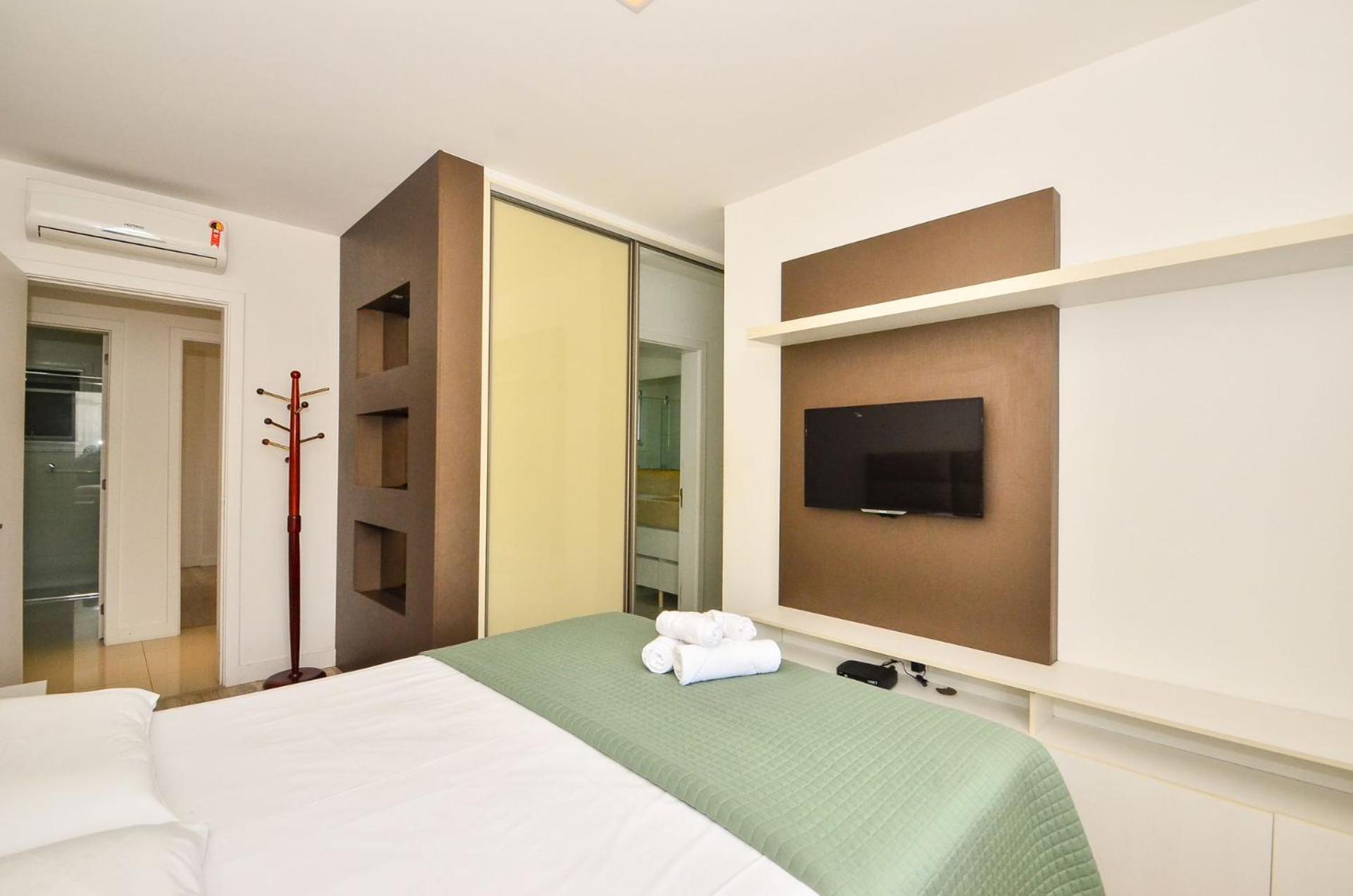 Jurerê para 6 hóspedes a 2 quadras da praia N1705