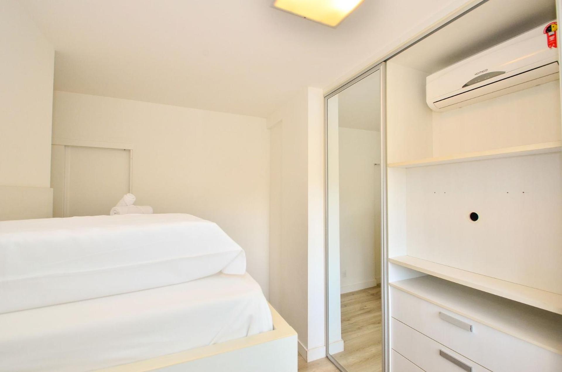 Jurerê para 6 hóspedes a 2 quadras da praia N1705