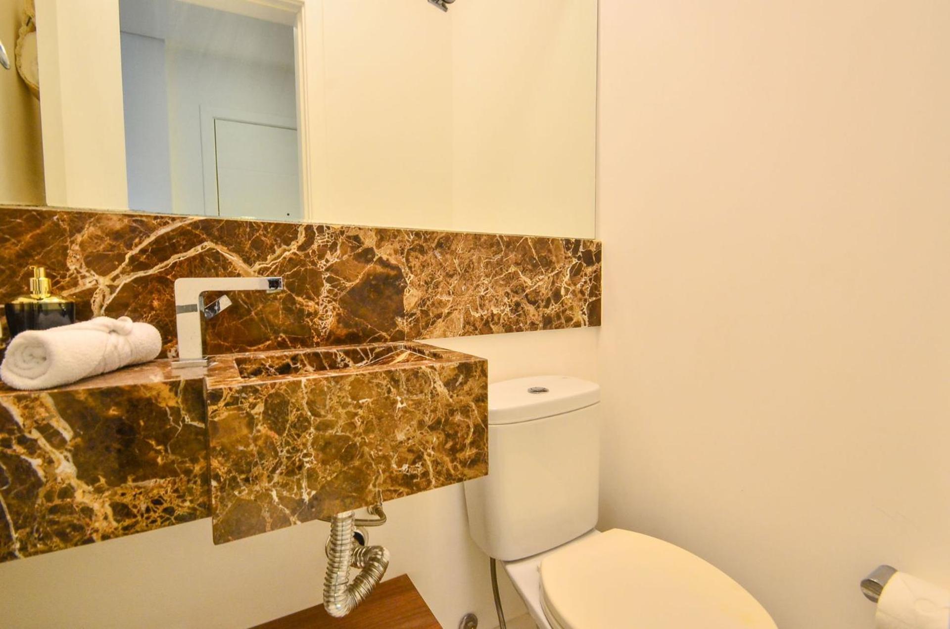Jurerê para 6 hóspedes a 2 quadras da praia N1705
