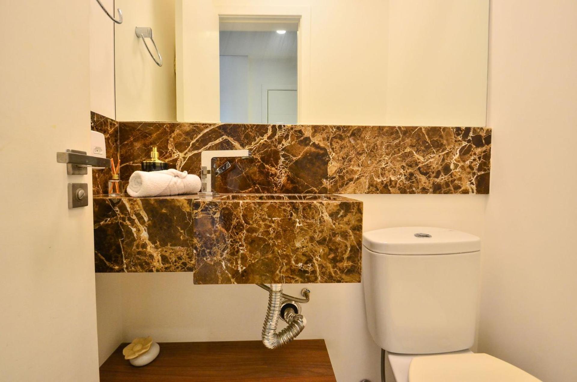 Jurerê para 6 hóspedes a 2 quadras da praia N1705