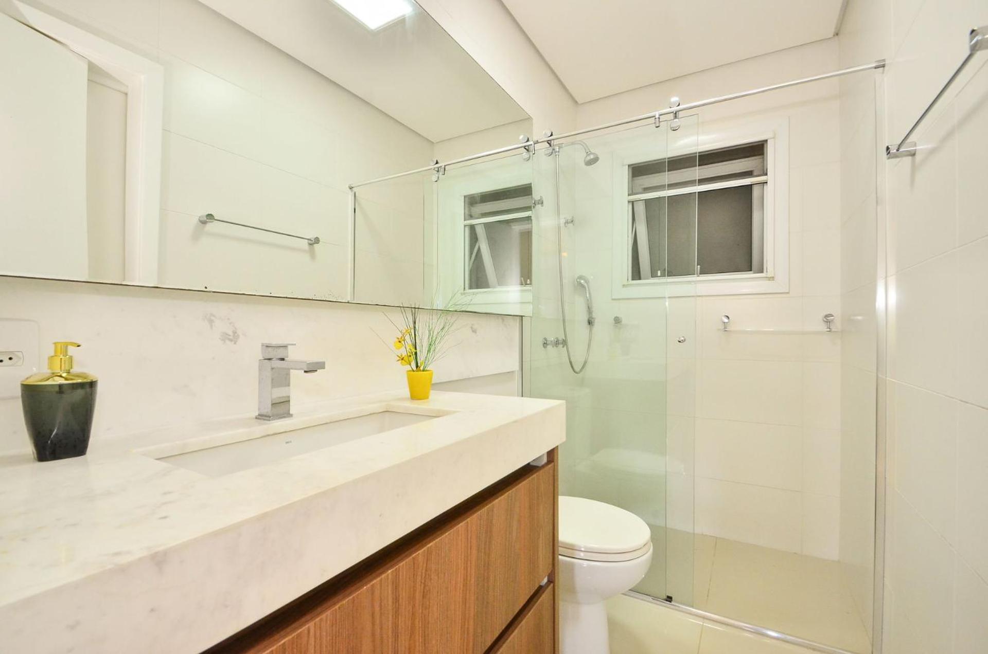 Jurerê para 6 hóspedes a 2 quadras da praia N1705