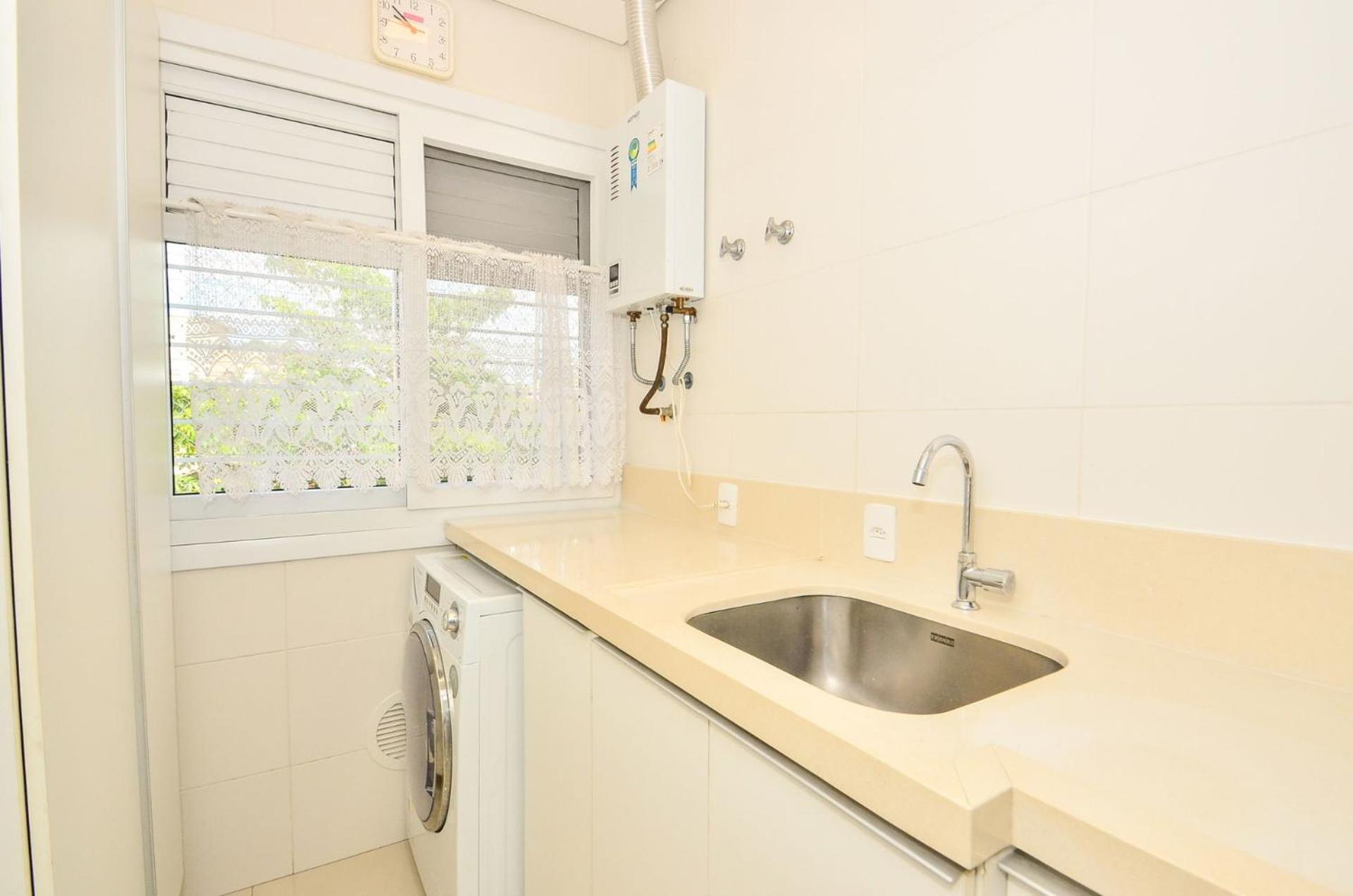 Jurerê para 6 hóspedes a 2 quadras da praia N1705