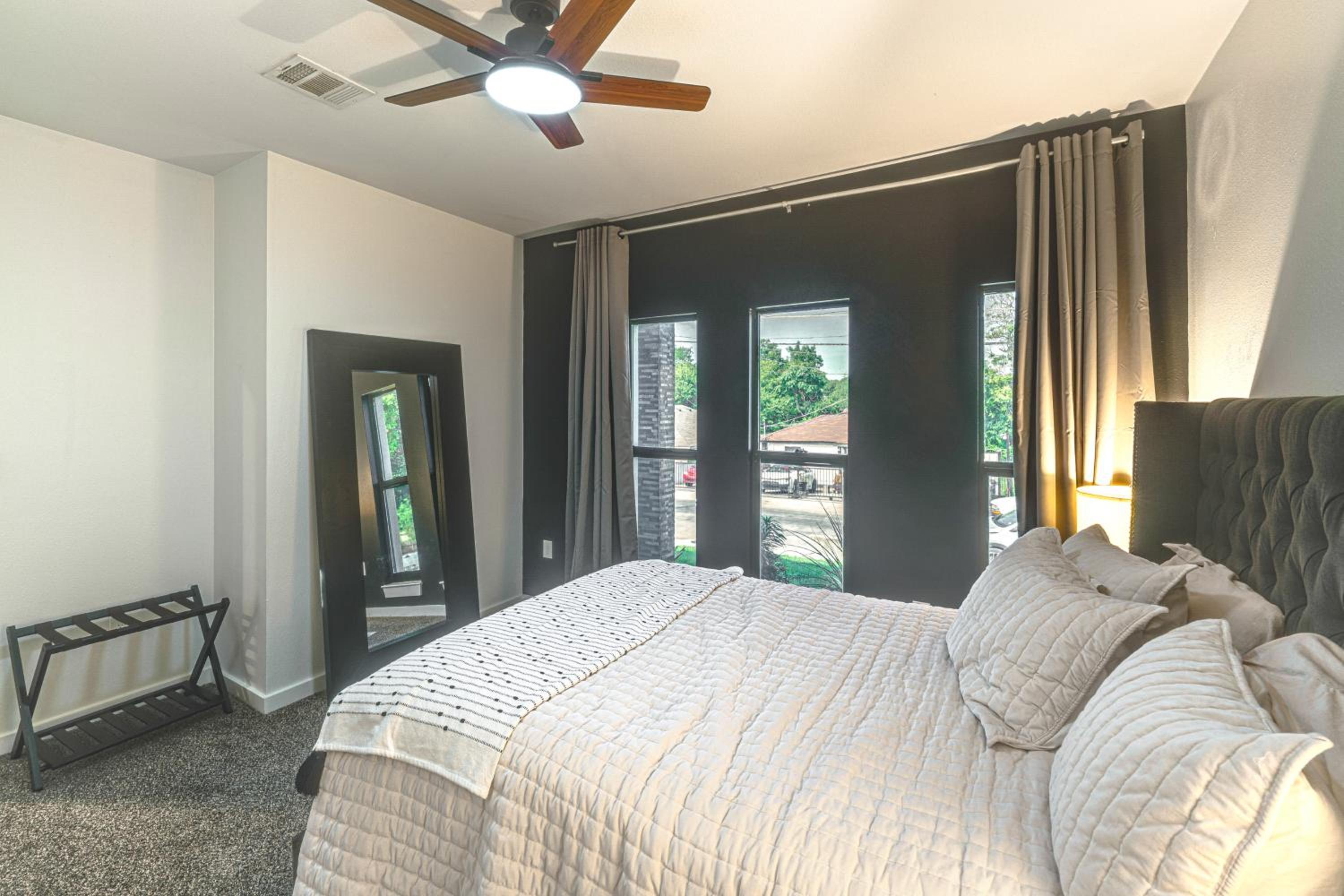 3 Mi to Dtwn Dallas Getaway with Game Area!